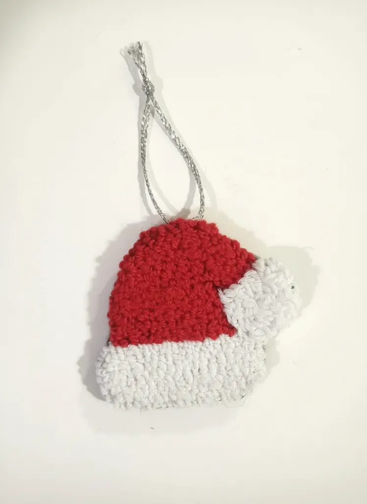 Örgü Noel Baba Şapkası Duvar Süsü - Kırmızı Beyaz Yılbaşı Dekorasyonu