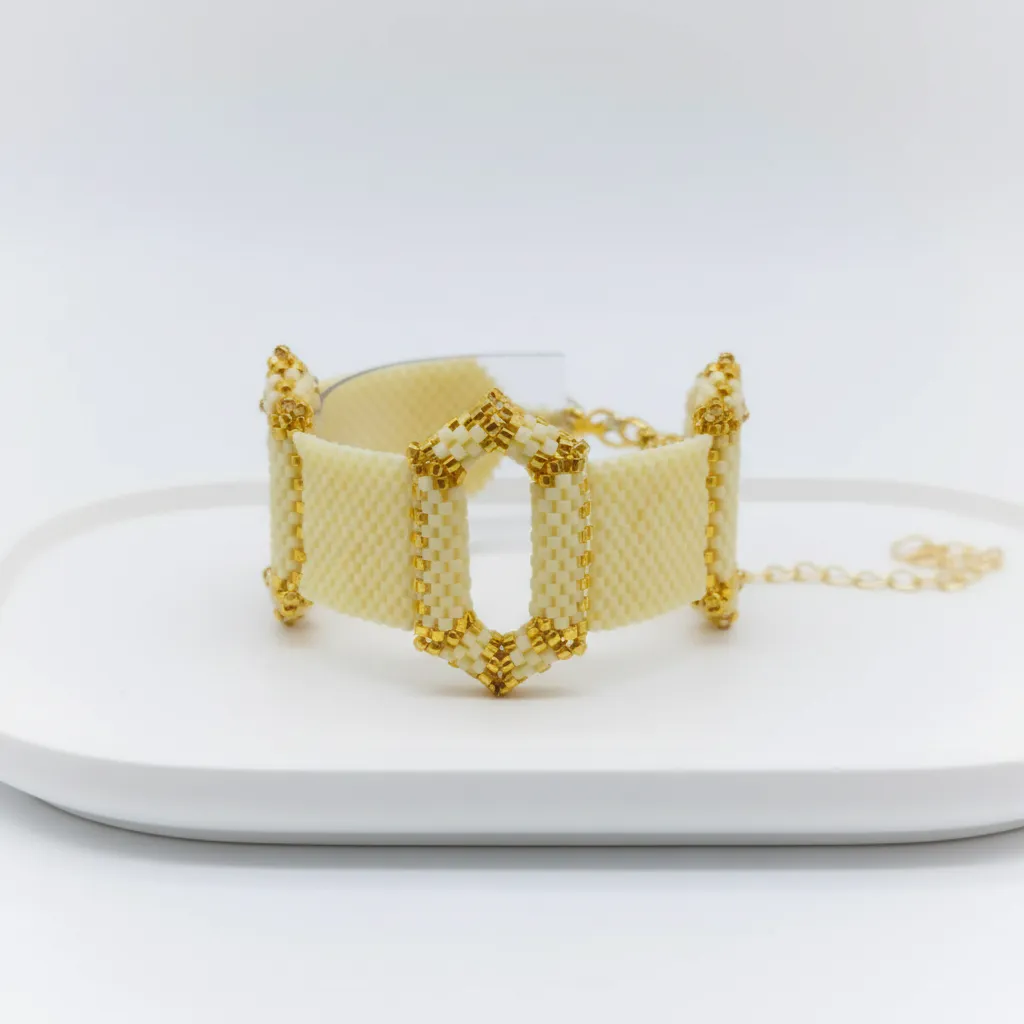 Krem ve Altın Detaylı Miyuki Delica Boncuklu Üç Boyutlu Bileklik