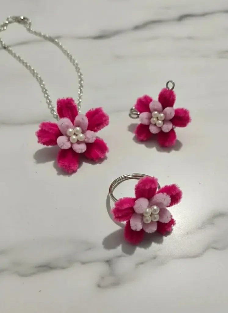 Pembe Şönil Çiçek Tasarımlı Kolye, Yüzük ve Küpe Takı Seti
