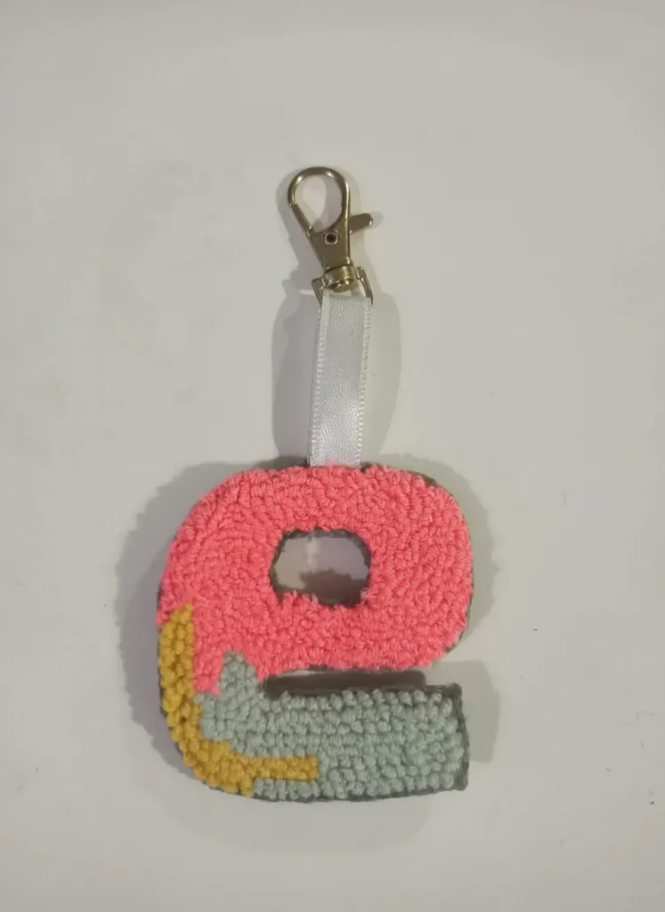 Punch Nakışı Pembe "e" Harfi Anahtarlık - El Yapımı Özel Tasarım