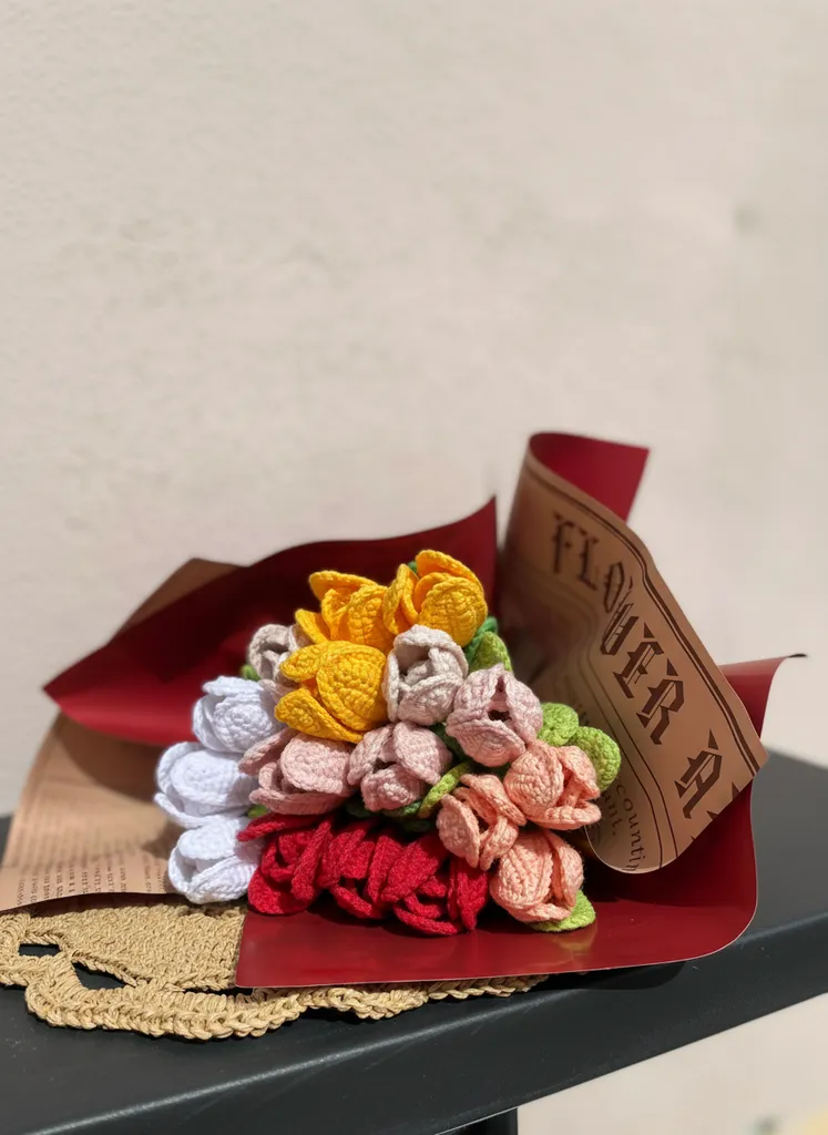 Örgü Lale Buketi - Çok Renkli Dekoratif Çiçek Aranjmanı (El Emeği)