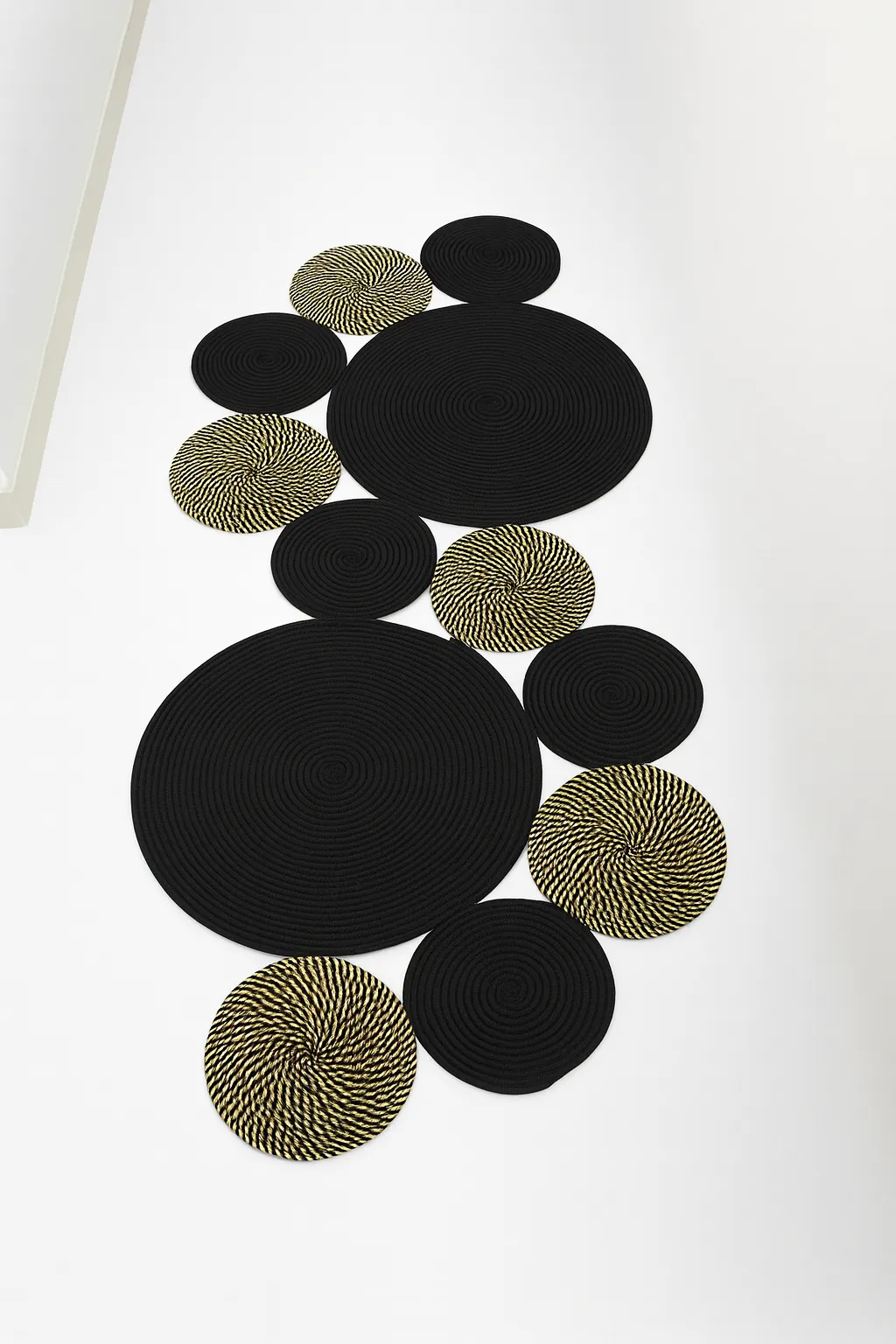 Siyah & Gold Zikzak Desenli Dekoratif Paspas – 175x75 cm