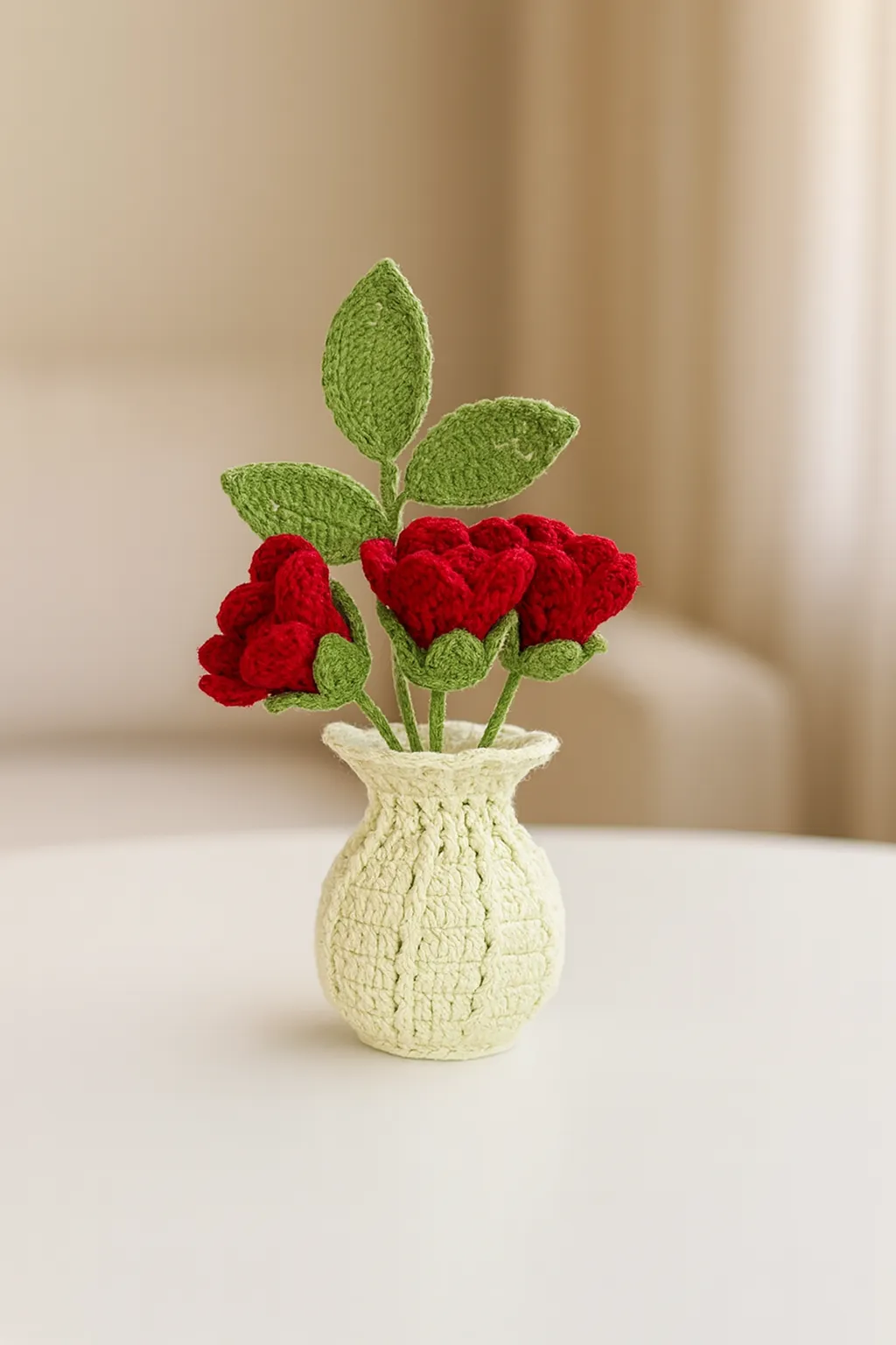 Örme Kırmızı Gül Buketi Açık Sarı Vazoda - El Yapımı Dekoratif