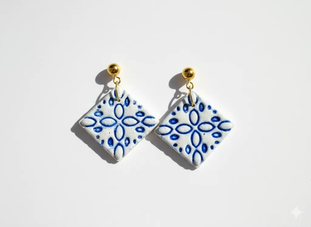 El Yapımı Beyaz ve Mavi Desenli Polimer Kil Küpe Altın Rengi Detaylı