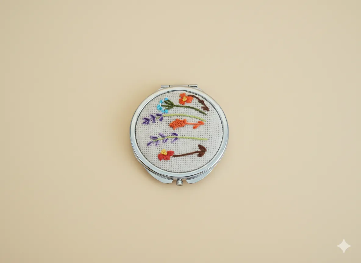El Nakışı Çiçek Desenli Metal Cep Aynası