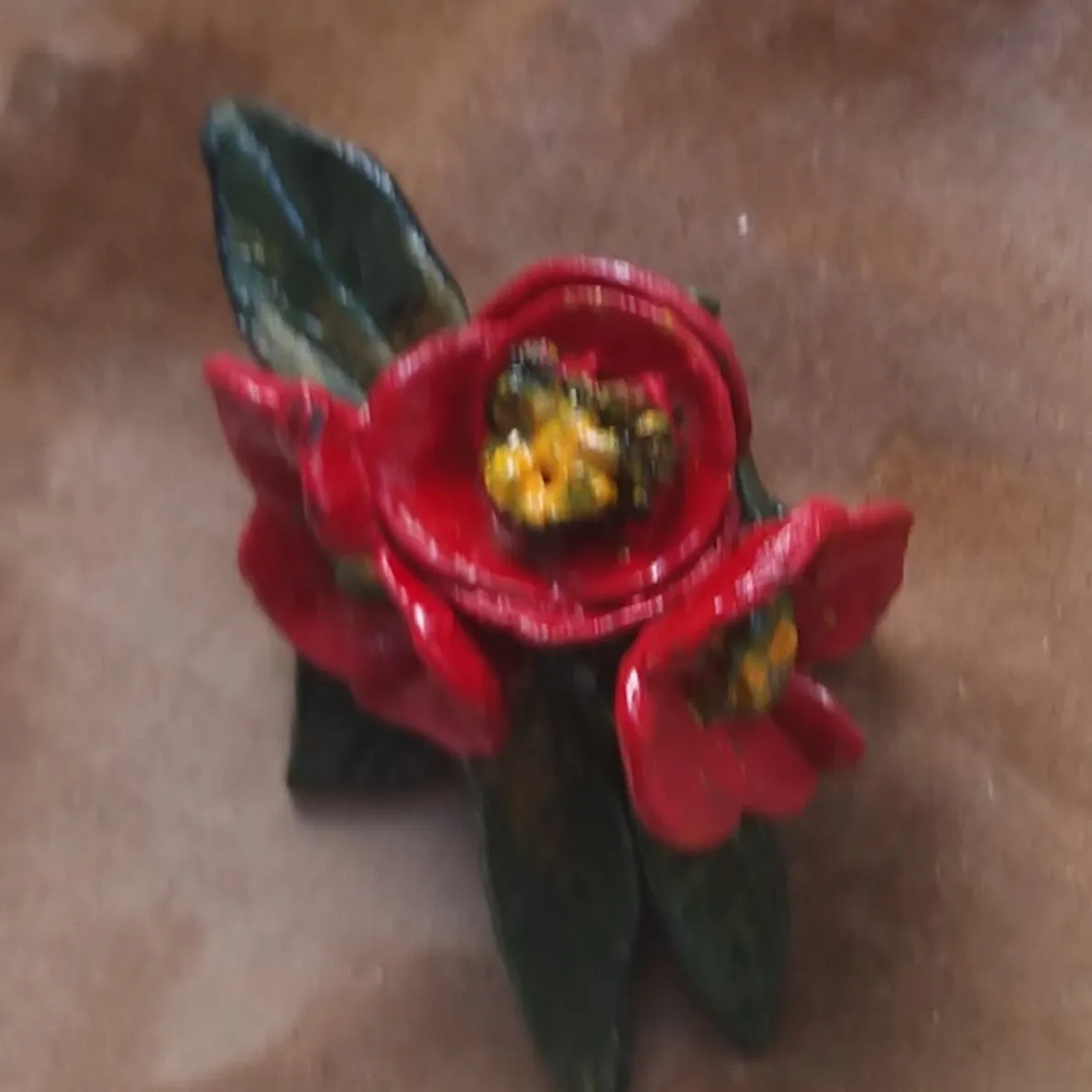 El Yapımı Soğuk Seramik Kırmızı Üç Çiçek Demeti Broş – Özel Tasarım