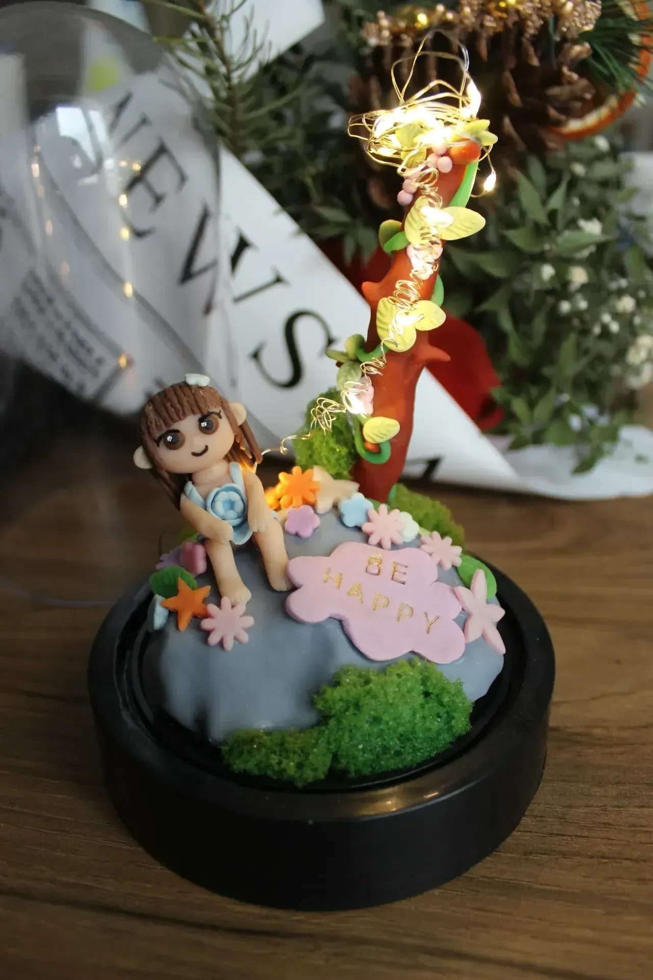 BE HAPPY" Mini Dekoratif Bahçe – Işıklı ve Çiçekli Masaüstü Süs