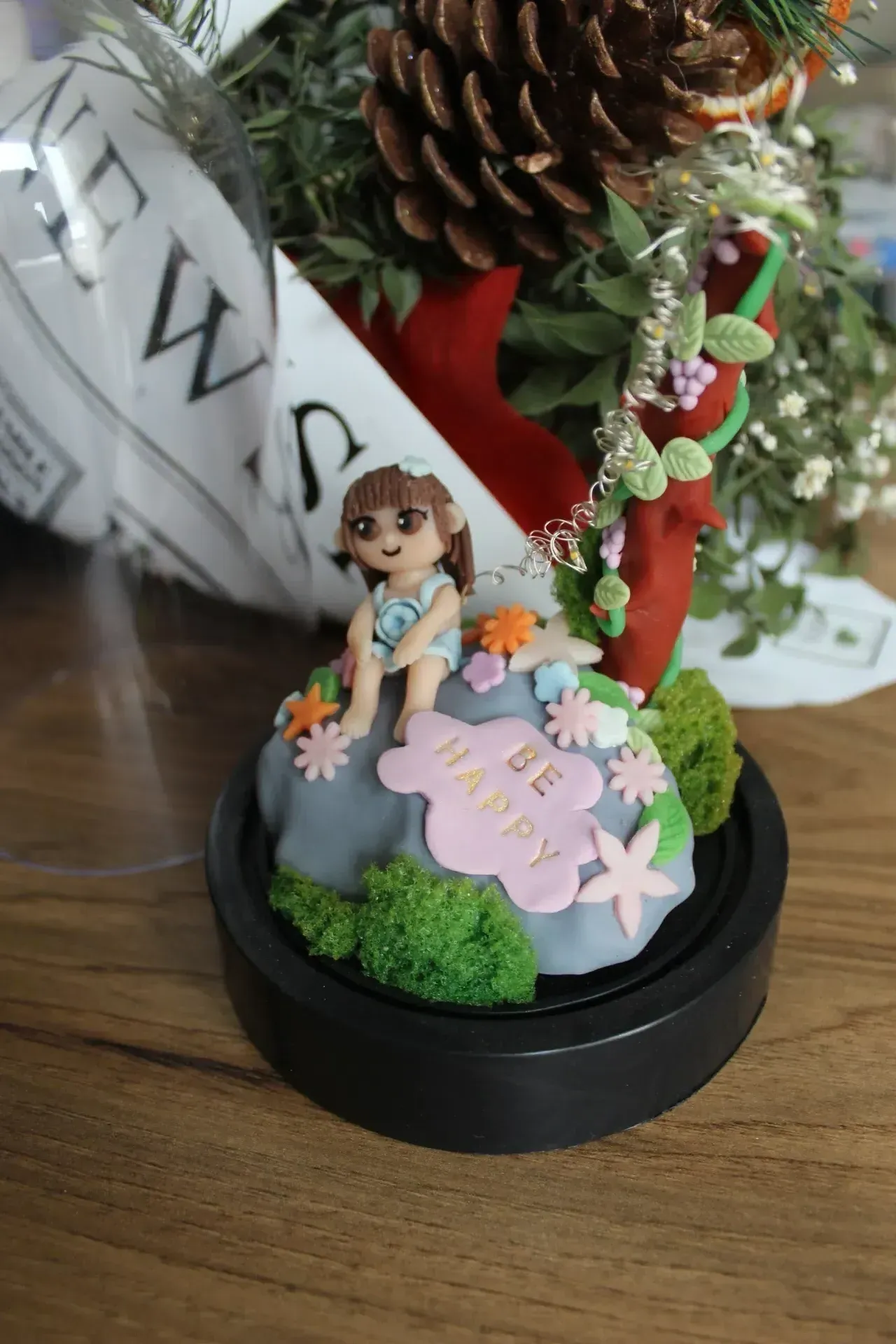 BE HAPPY" Mini Dekoratif Bahçe – Işıklı ve Çiçekli Masaüstü Süs