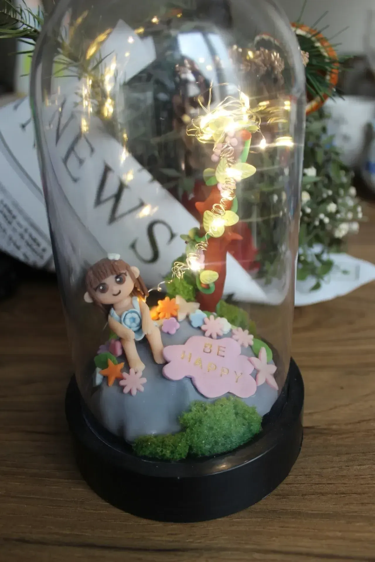BE HAPPY" Mini Dekoratif Bahçe – Işıklı ve Çiçekli Masaüstü Süs