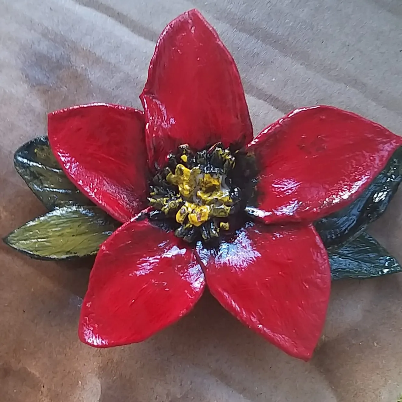 El Yapımı Soğuk Seramik Kırmızı Zambak Saç Tokası – Özel Tasarım