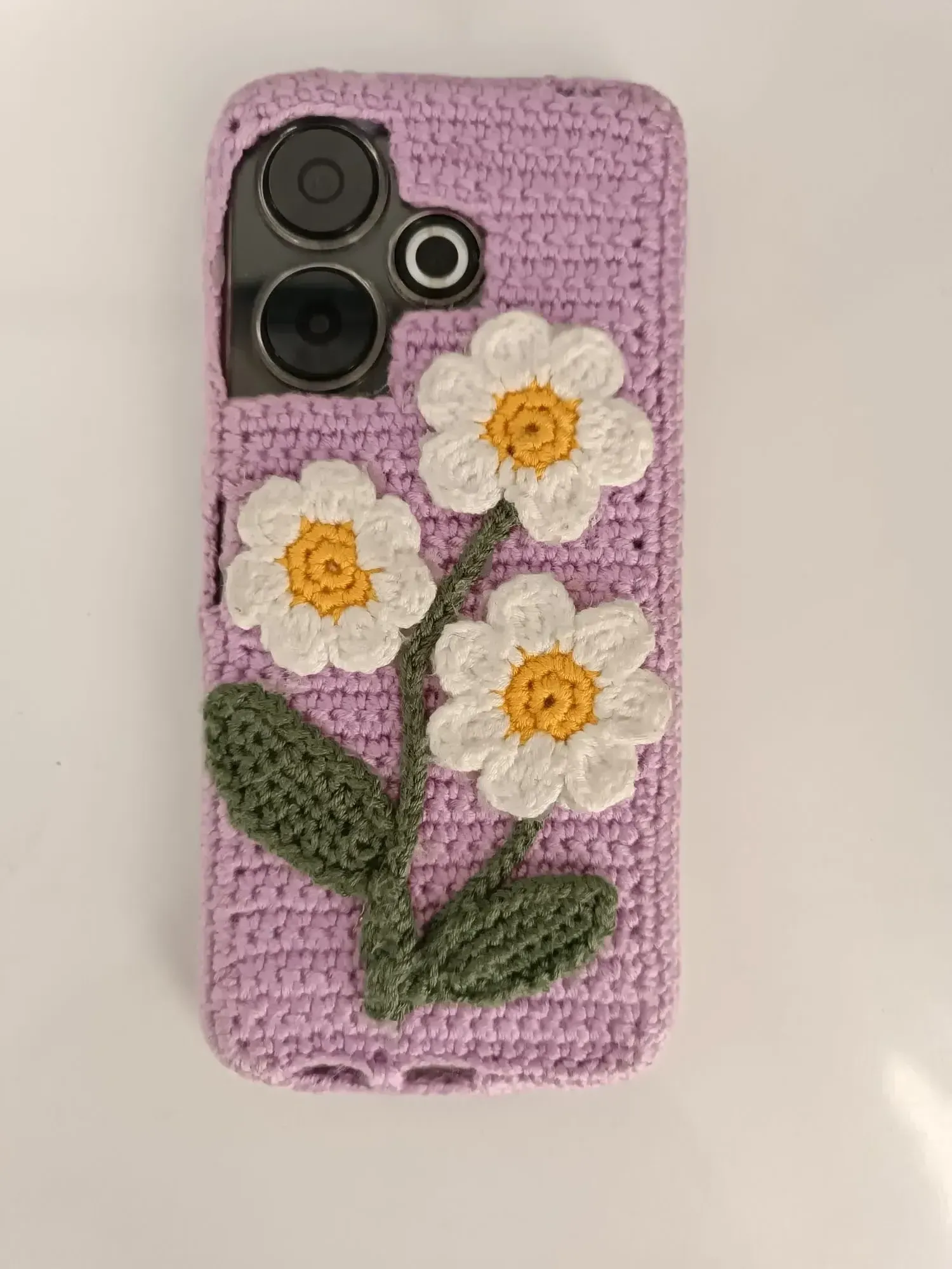 Lila Renkli Örgü Telefon Kılıfı - Papatya Desenli ve El Emeği