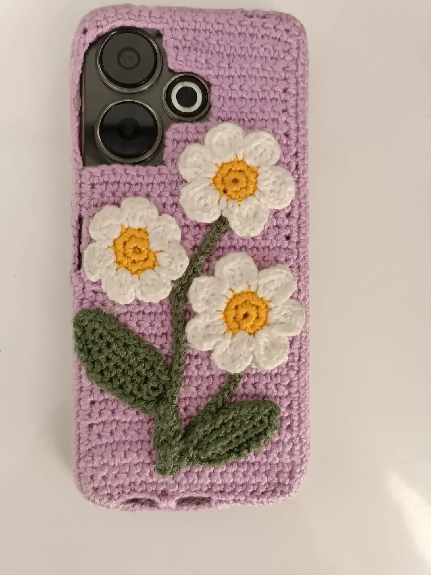 Lila Renkli Örgü Telefon Kılıfı - Papatya Desenli ve El Emeği