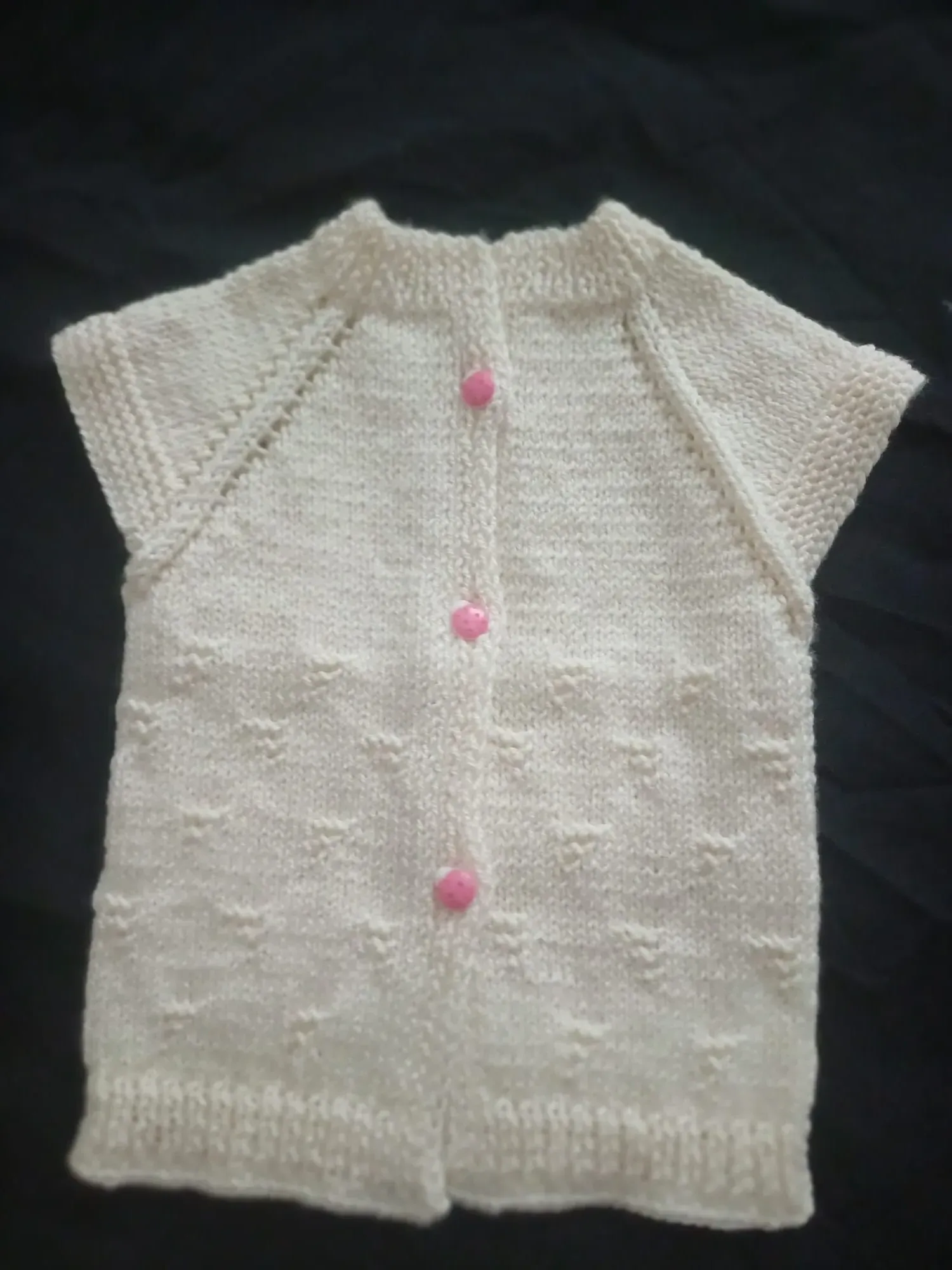 El Örgüsü Krem Bebek Yeleği - Düğmeli, Desenli, Sevimli  0-12 Ay