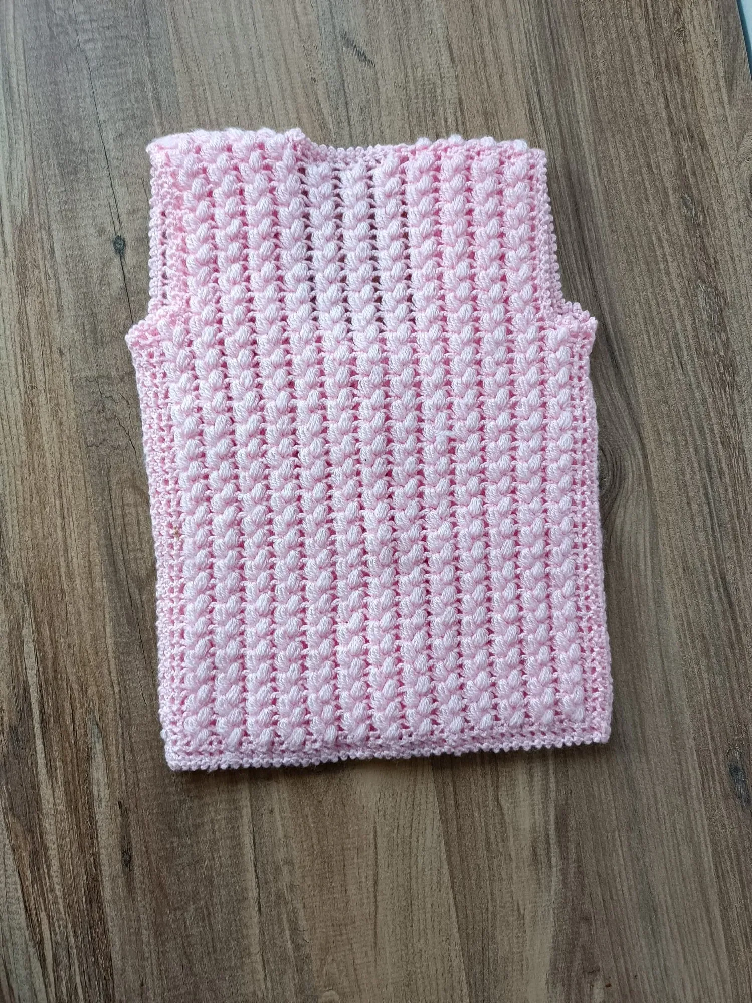 Pembe Tığ İşi Bebek Yeleği - Fıstık Desenli, Şık Düğmeli