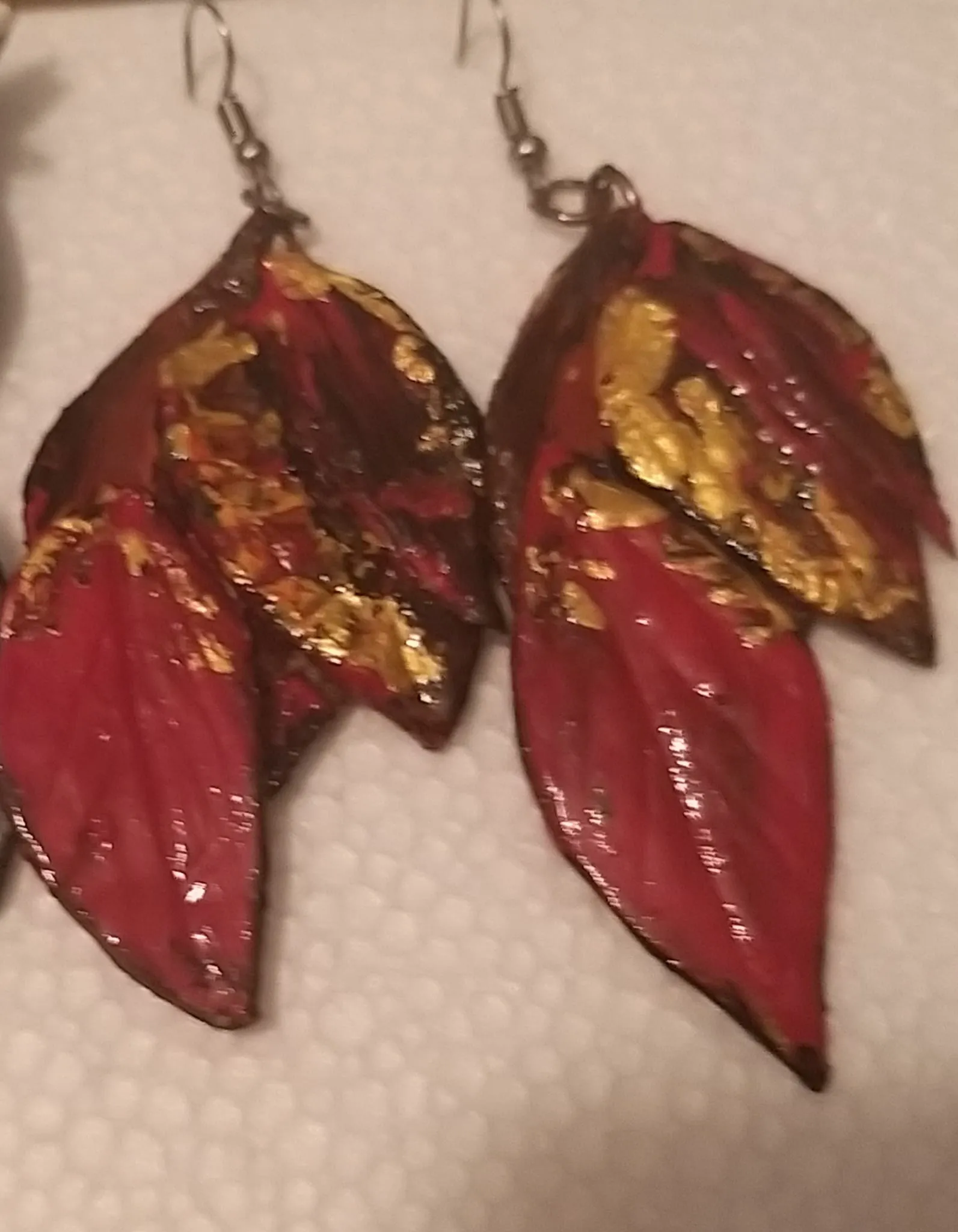 El Yapımı Soğuk Seramik Bordo–Kahve Dore Detaylı Sallantılı Küpe