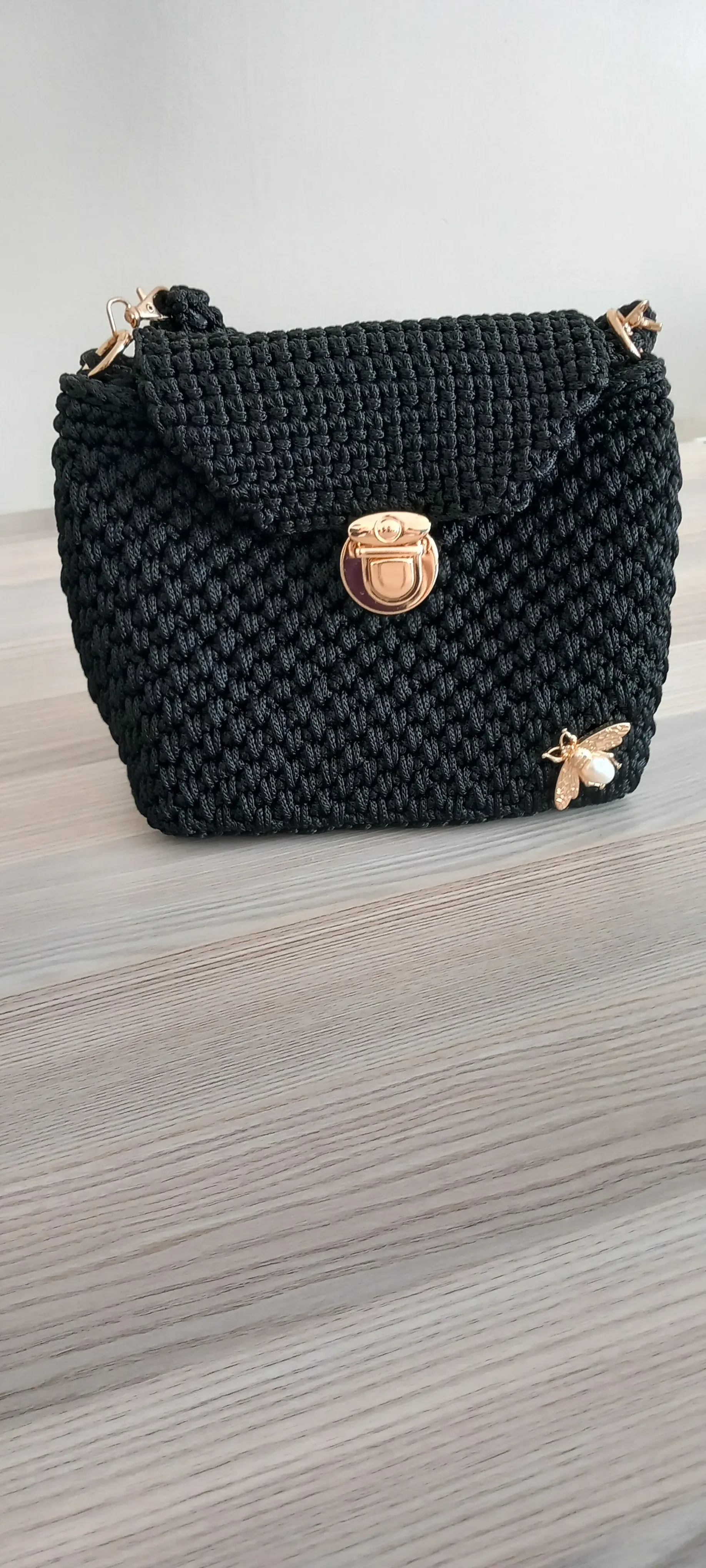 Siyah Makrome İpinden Astarlı Arı Aksesuarlı El Yapımı Çanta