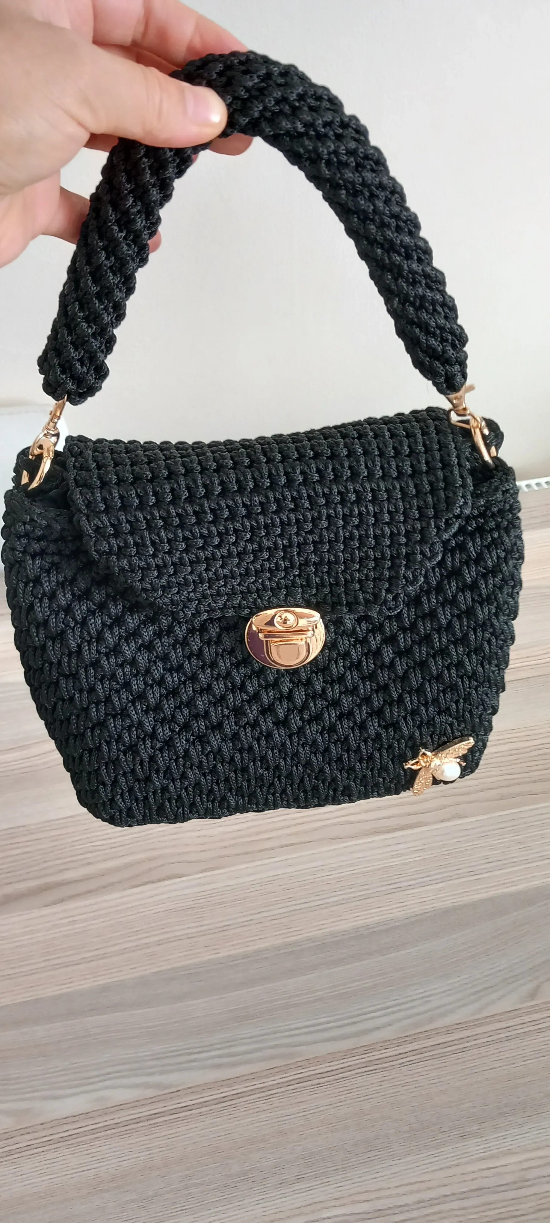 Siyah Makrome İpinden Astarlı Arı Aksesuarlı El Yapımı Çanta