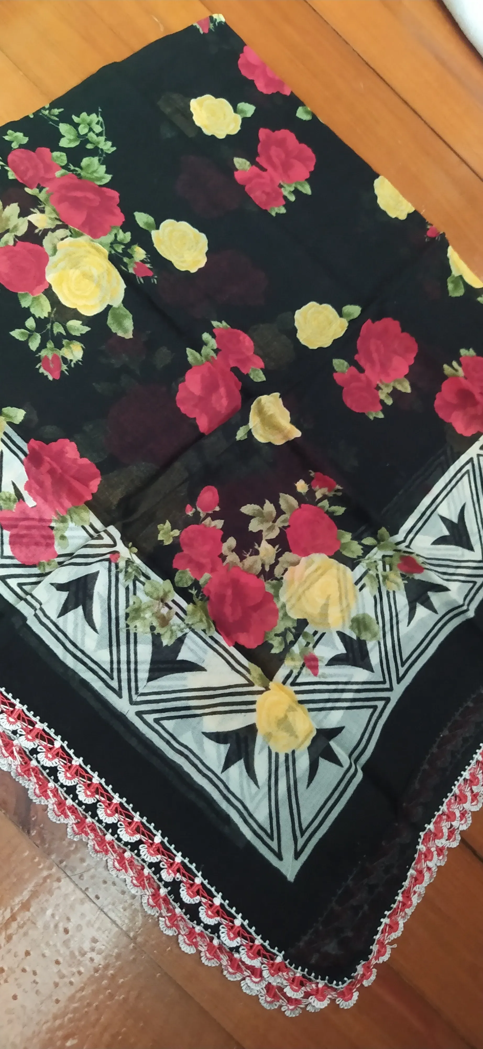 Siyah Zeminli Gül Desenli Oya Kenarlı Tülbent - El Yapımı