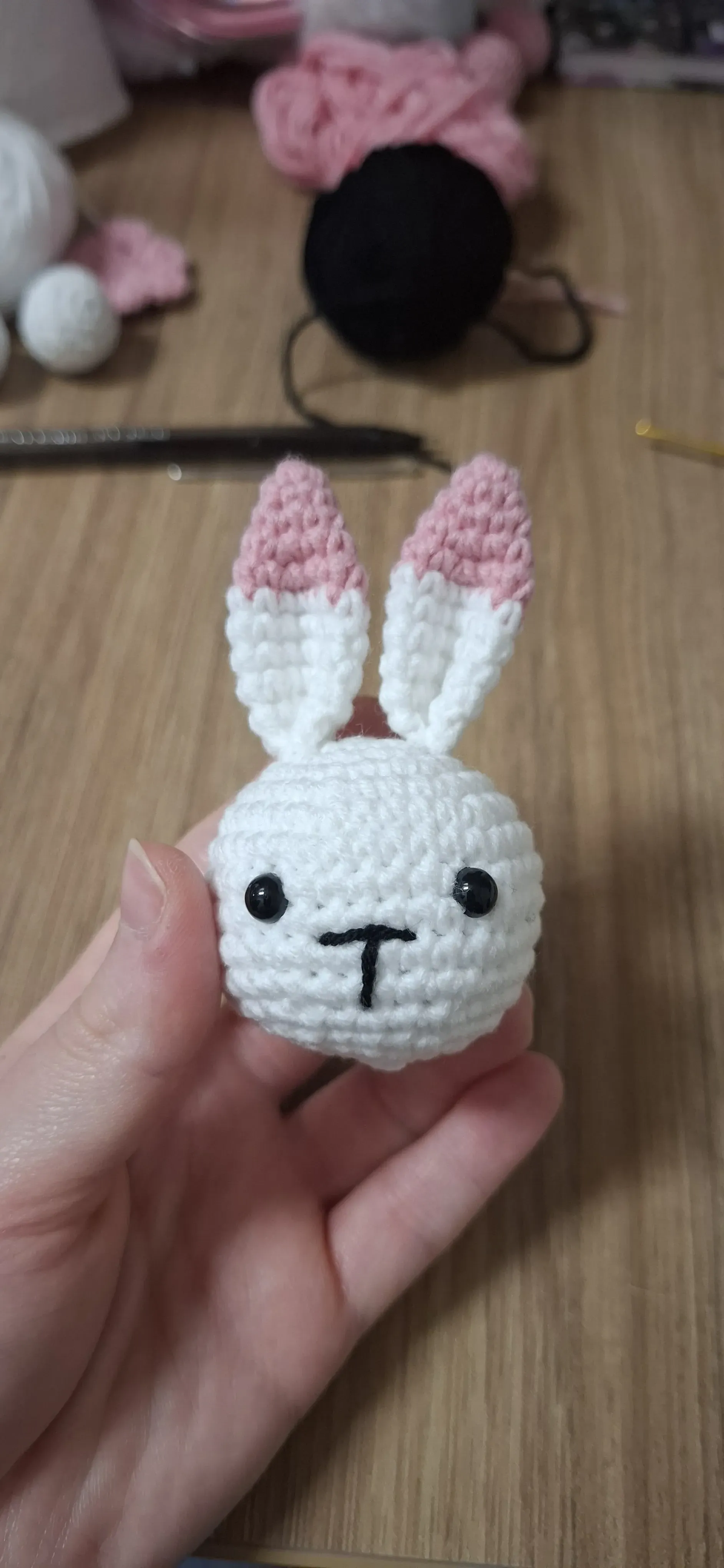 El Yapımı Amigurumi Tavşan Kafası – Anahtarlık, Süs ve Hediye İçin Sevimli Örgü Aksesuar