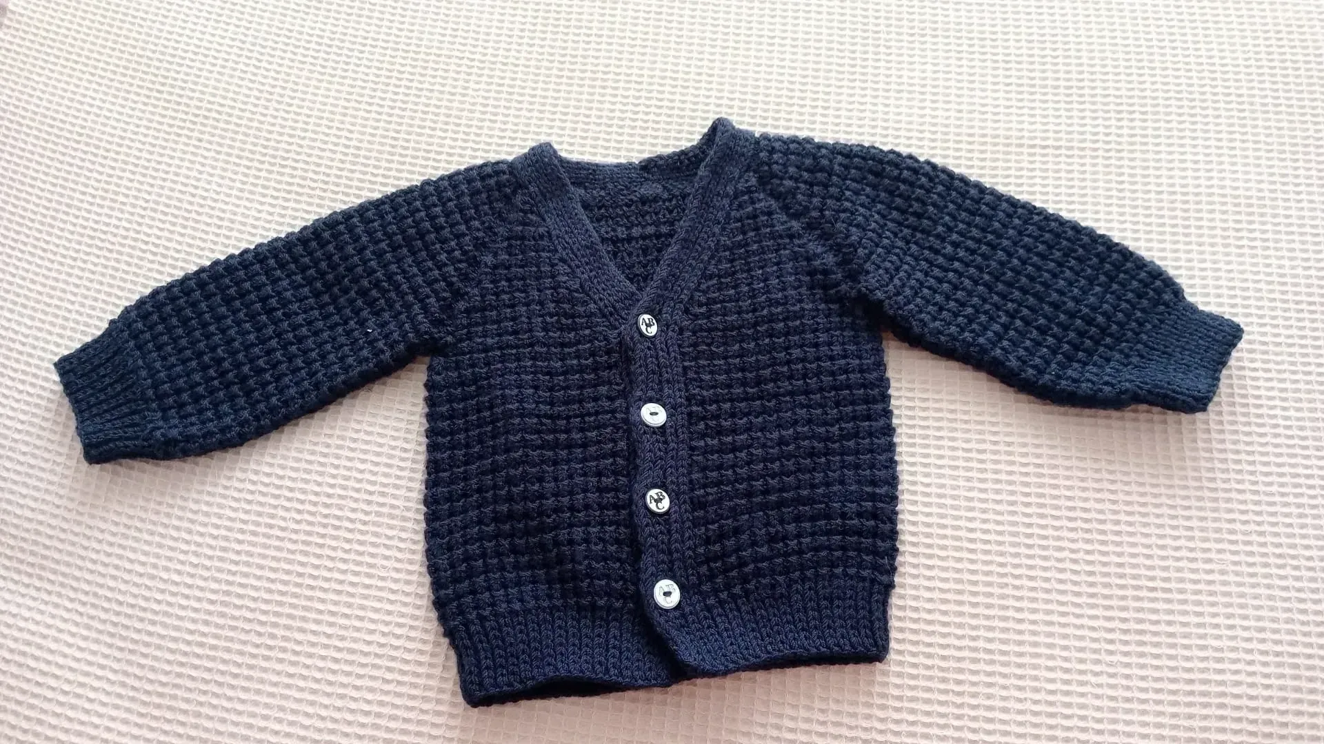 Lacivert Kabartma Modelli V Yaka El Örgüsü Bebek Hırkası