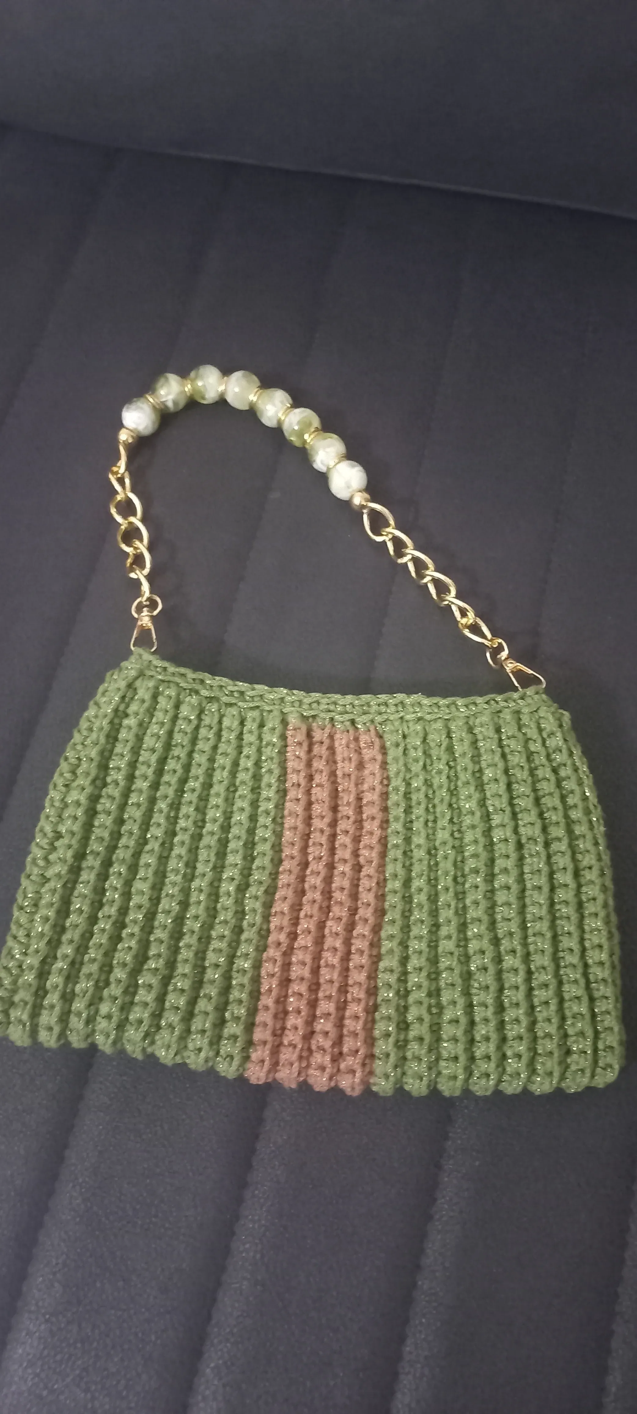 Yeşil Makrome Örgü Çanta - Boncuk ve Zincir Saplı, Şık Tasarım