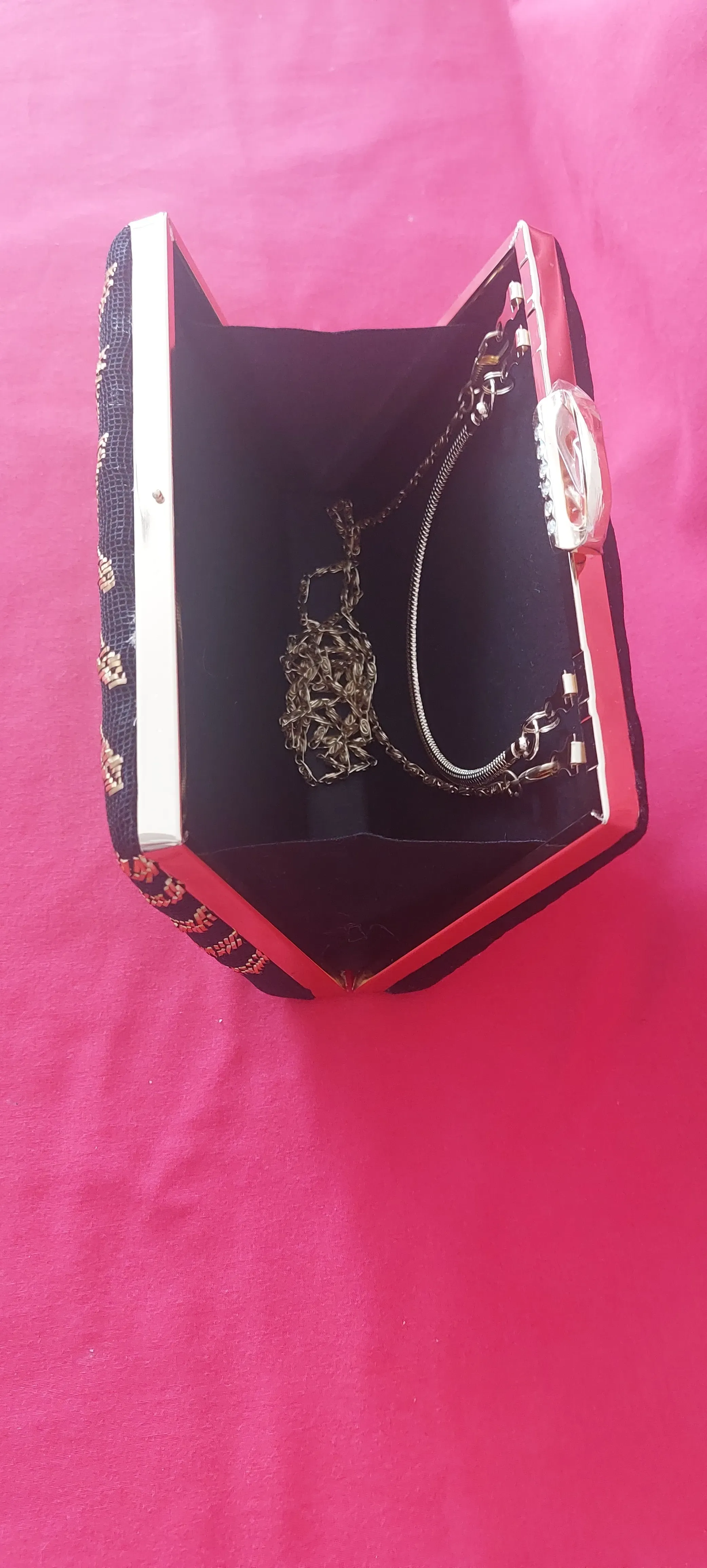 Siyah Tül Üzeri Gold İşlemeli Portföy Çanta - El Yapımı