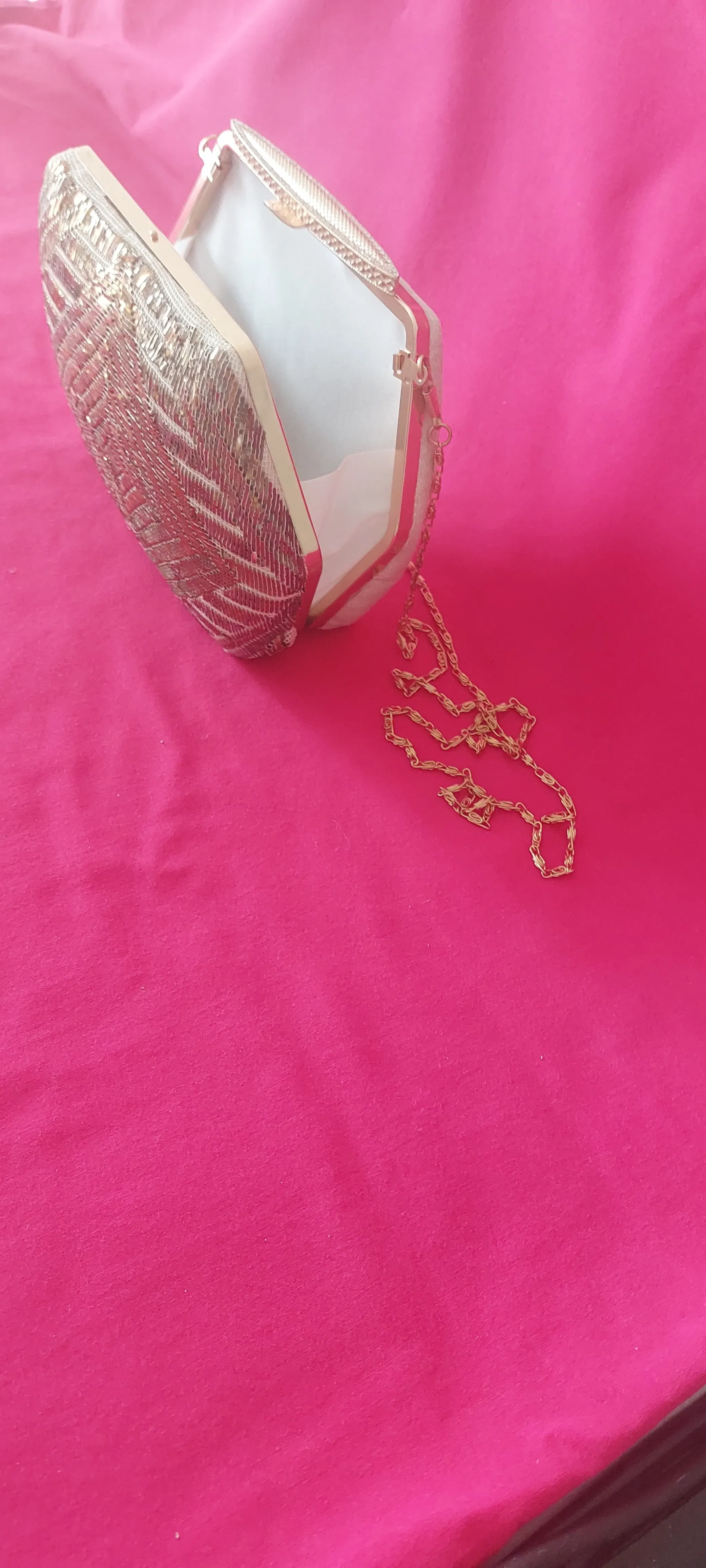 Gold Tel Sarma İşlemeli Krem Kadife Kaplama Zincirli Şık Çanta