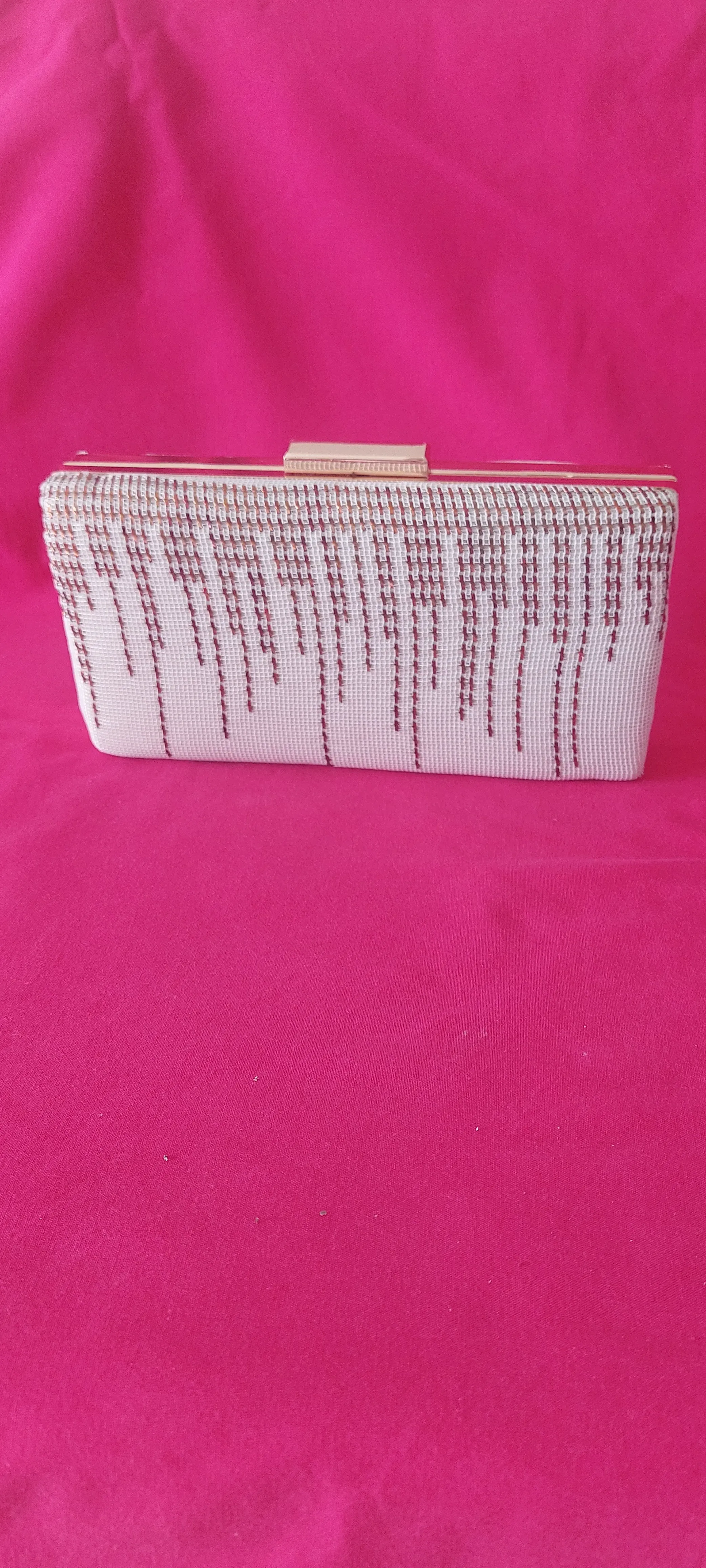 Krem Tül Üzeri Gold Telkırma İşlemeli Portföy Çanta - Zincirli