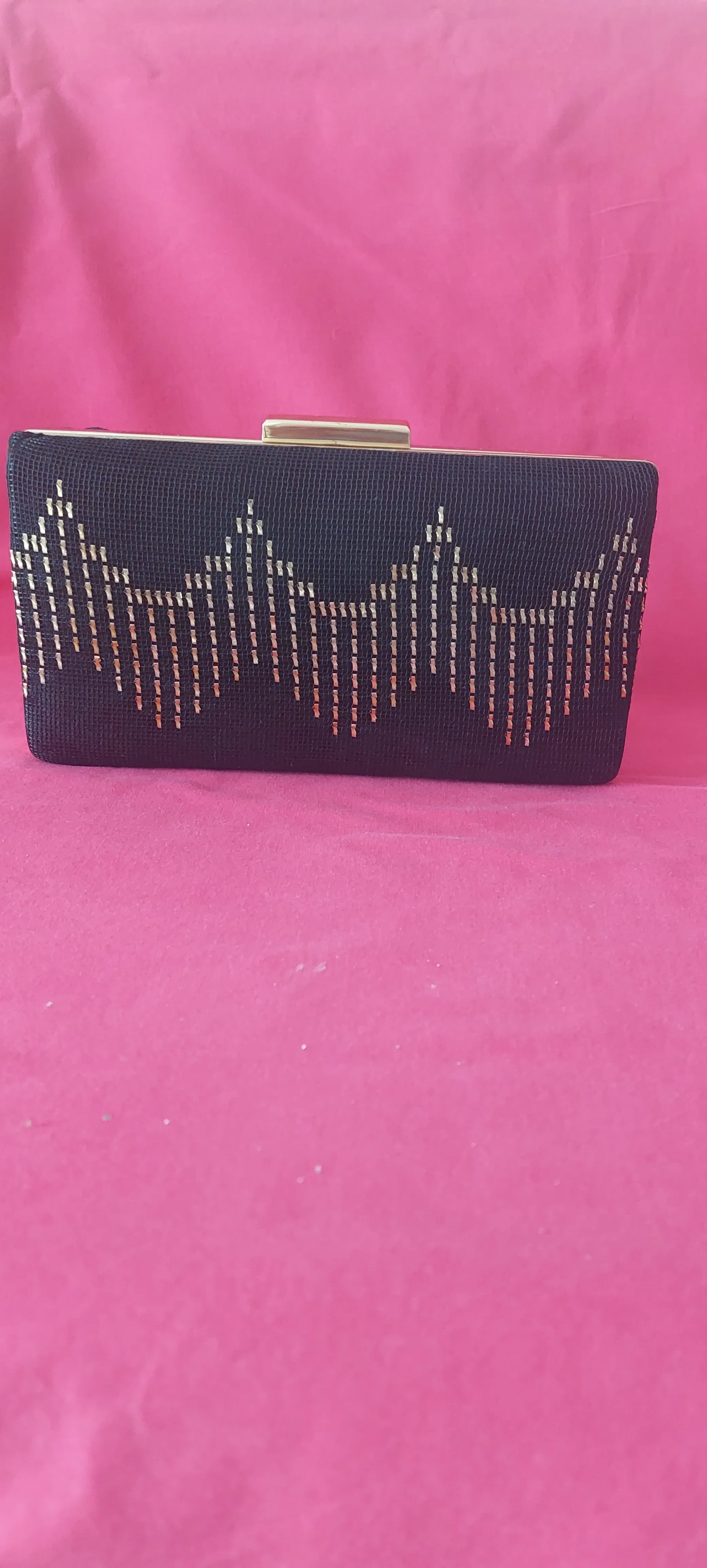 Siyah Tül Üzerine Gold Tel İşlemeli Kadife Kaplama Telkırma Çanta