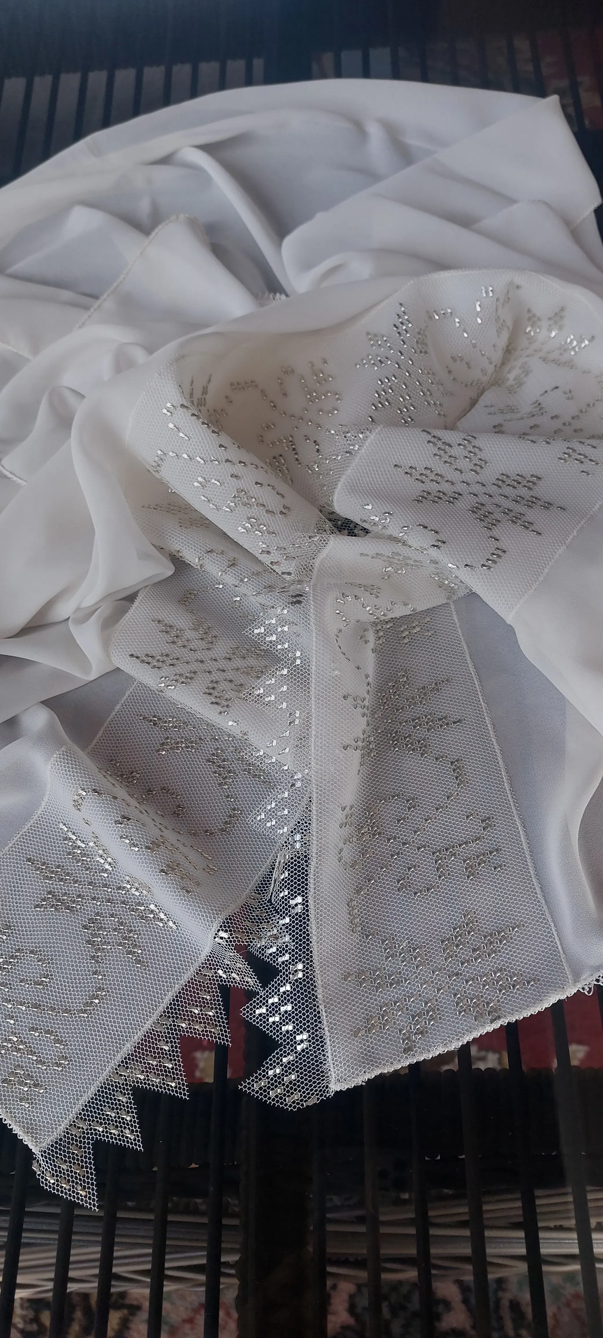 Beyaz Şifon Namaz Örtüsü - Gümüş İşlemeli ve İğne Oyası Kenarlı