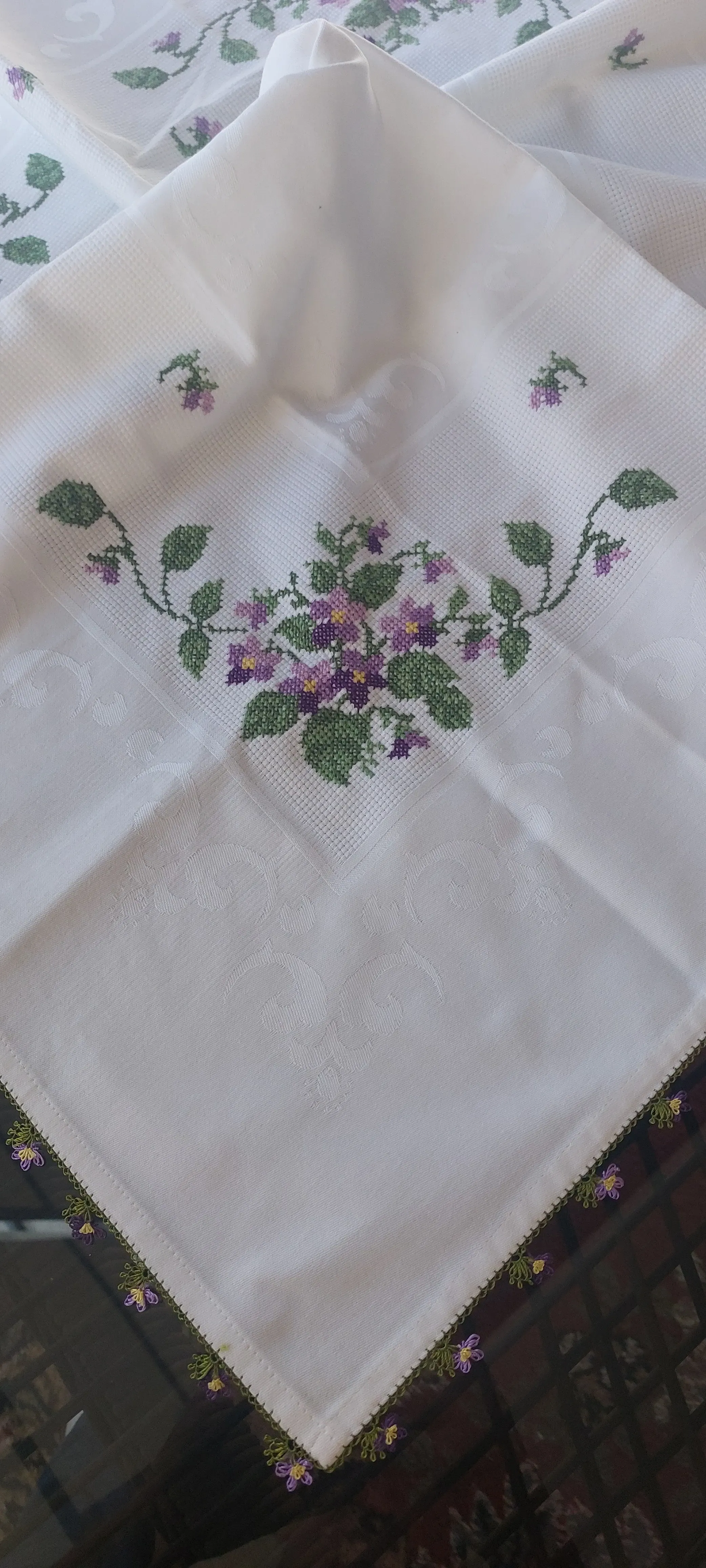 Beyaz Keten Kanaviçe İşlemeli ve İğne Oyası Detaylı Masa Örtüsü 90x90