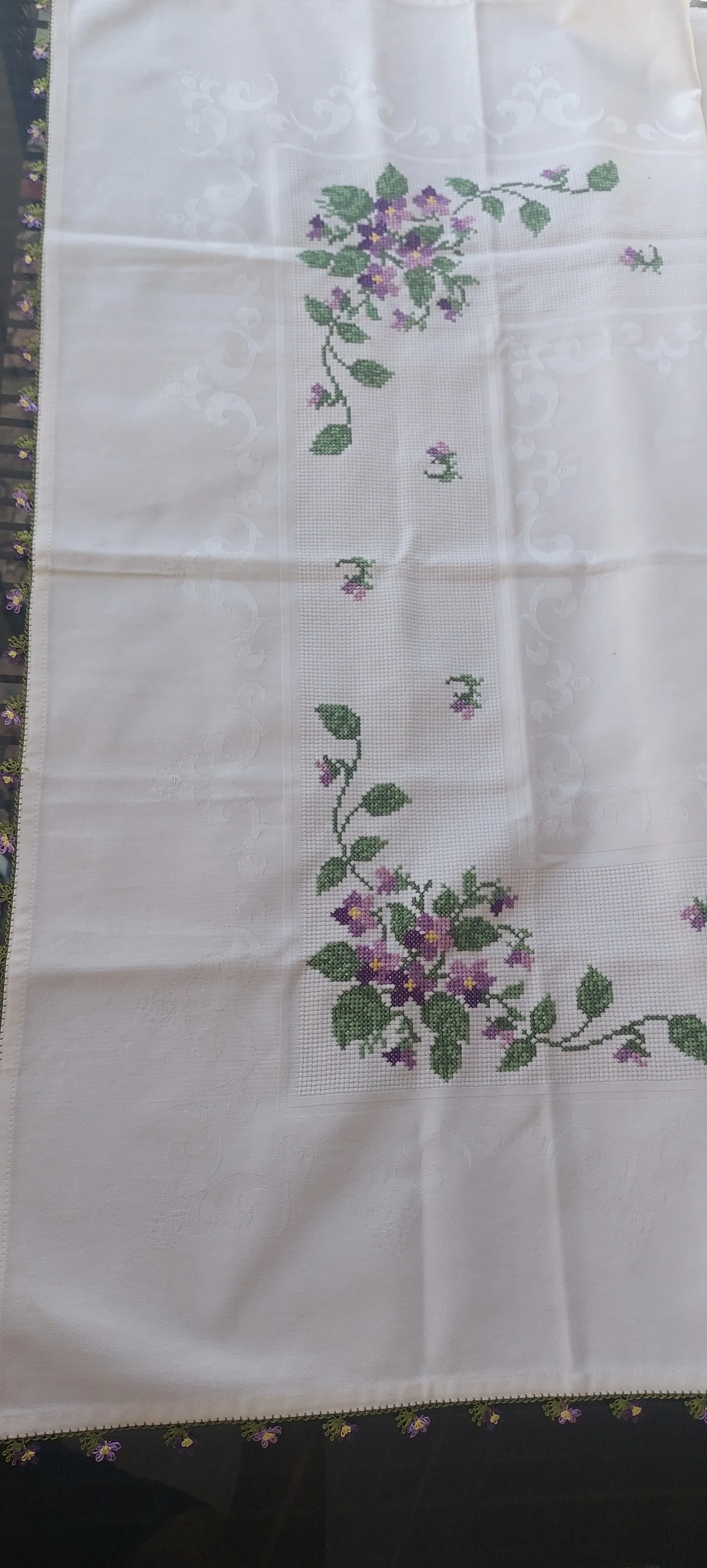 Beyaz Keten Kanaviçe İşlemeli ve İğne Oyası Detaylı Masa Örtüsü 90x90