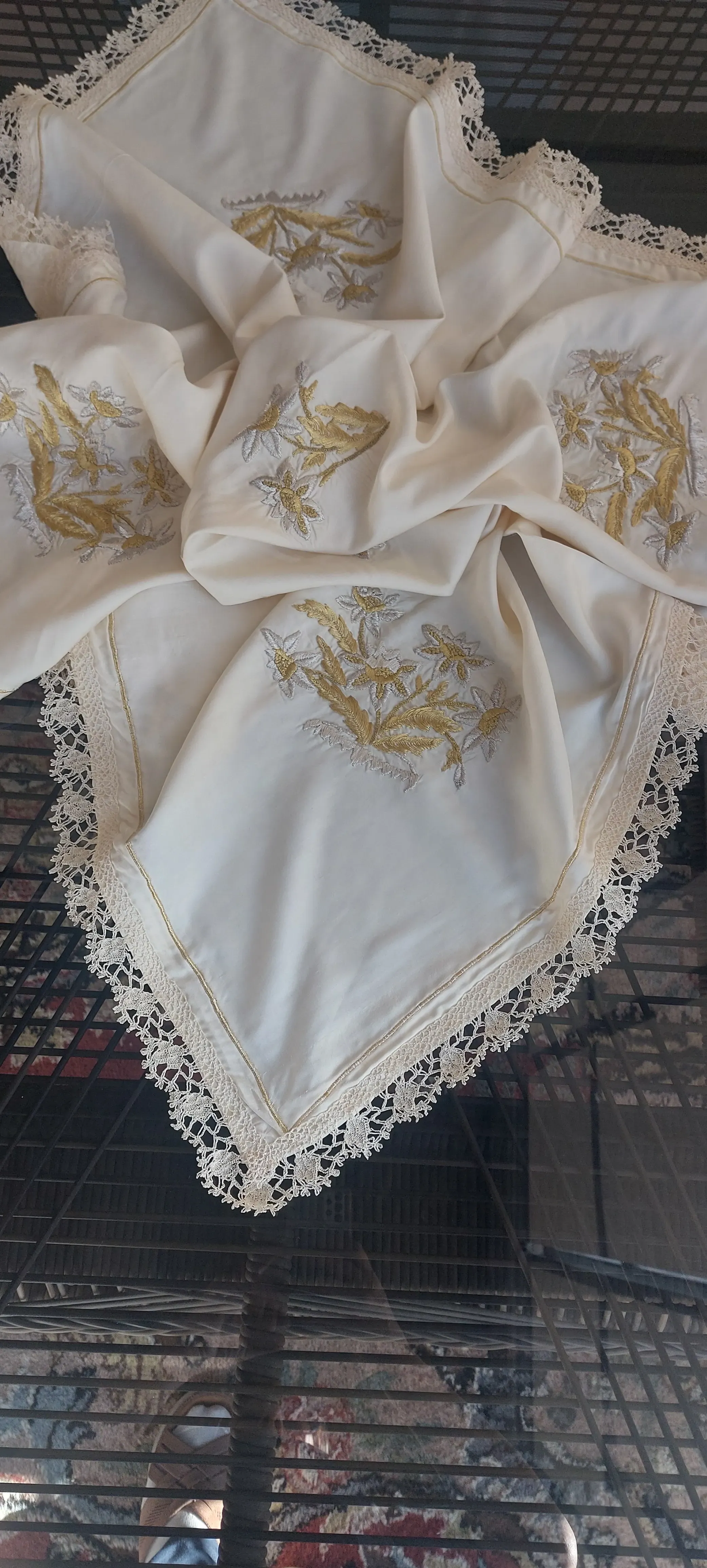 Krem İpek Kumaş Gold Gümüş Simli İşlemeli Dantel Masa Örtüsü 110x110 cm