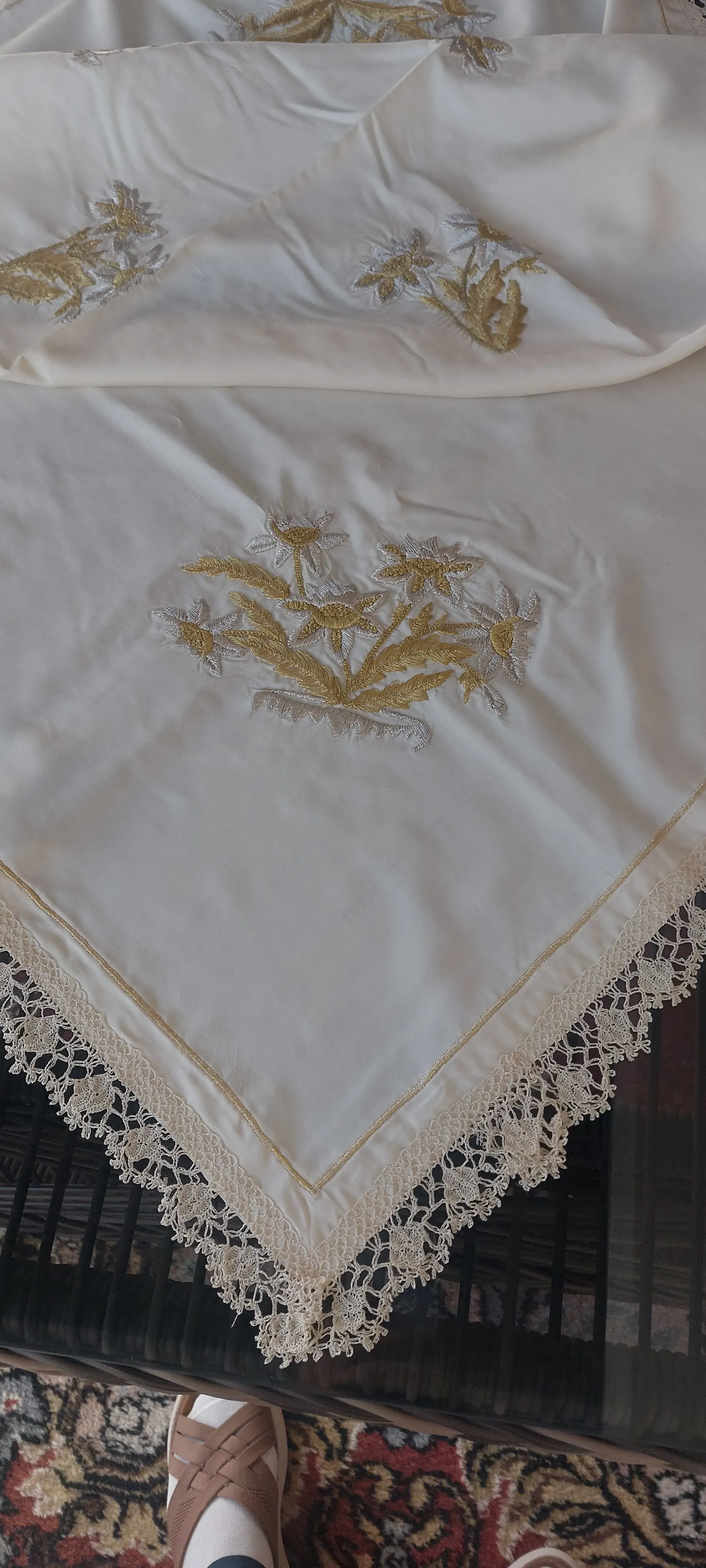 Krem İpek Kumaş Gold Gümüş Simli İşlemeli Dantel Masa Örtüsü 110x110 cm