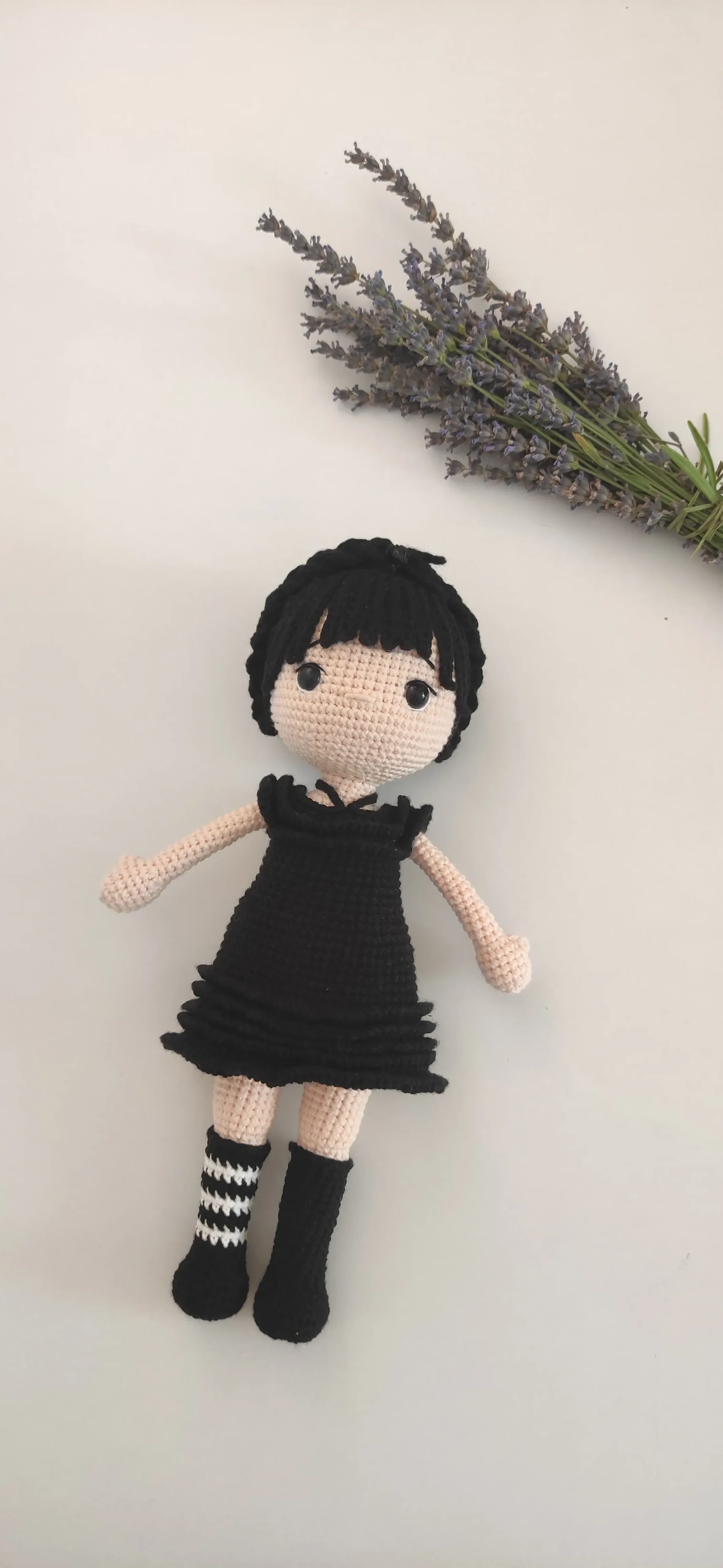 Siyah El Örgüsü Amigurumi Wednesday Bebek - Pamuk İplik ve Elyaf Dolgulu