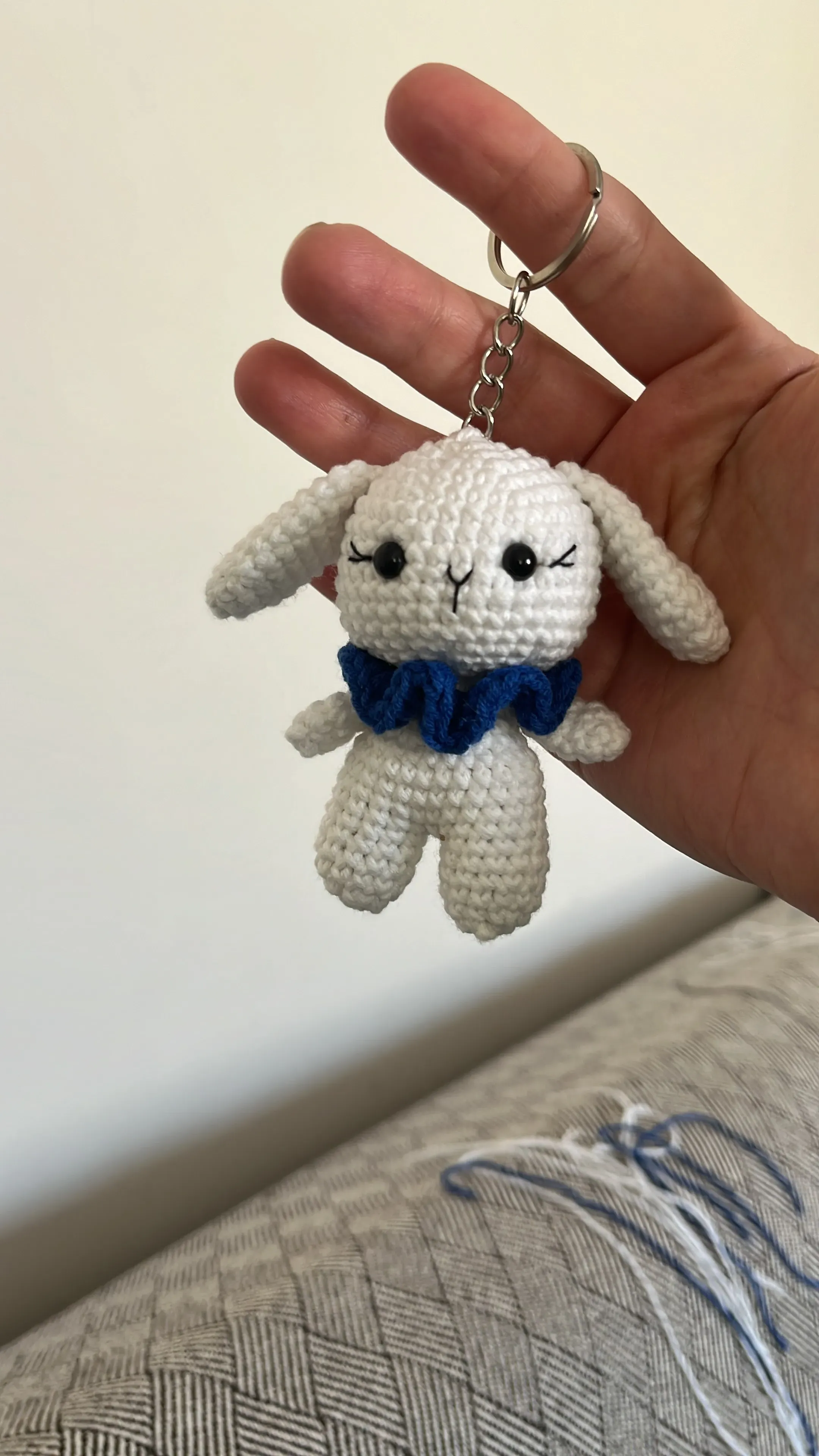 Beyaz Örgü Tavşan Anahtarlık - Mavi Papyonlu Amigurumi Oyuncak