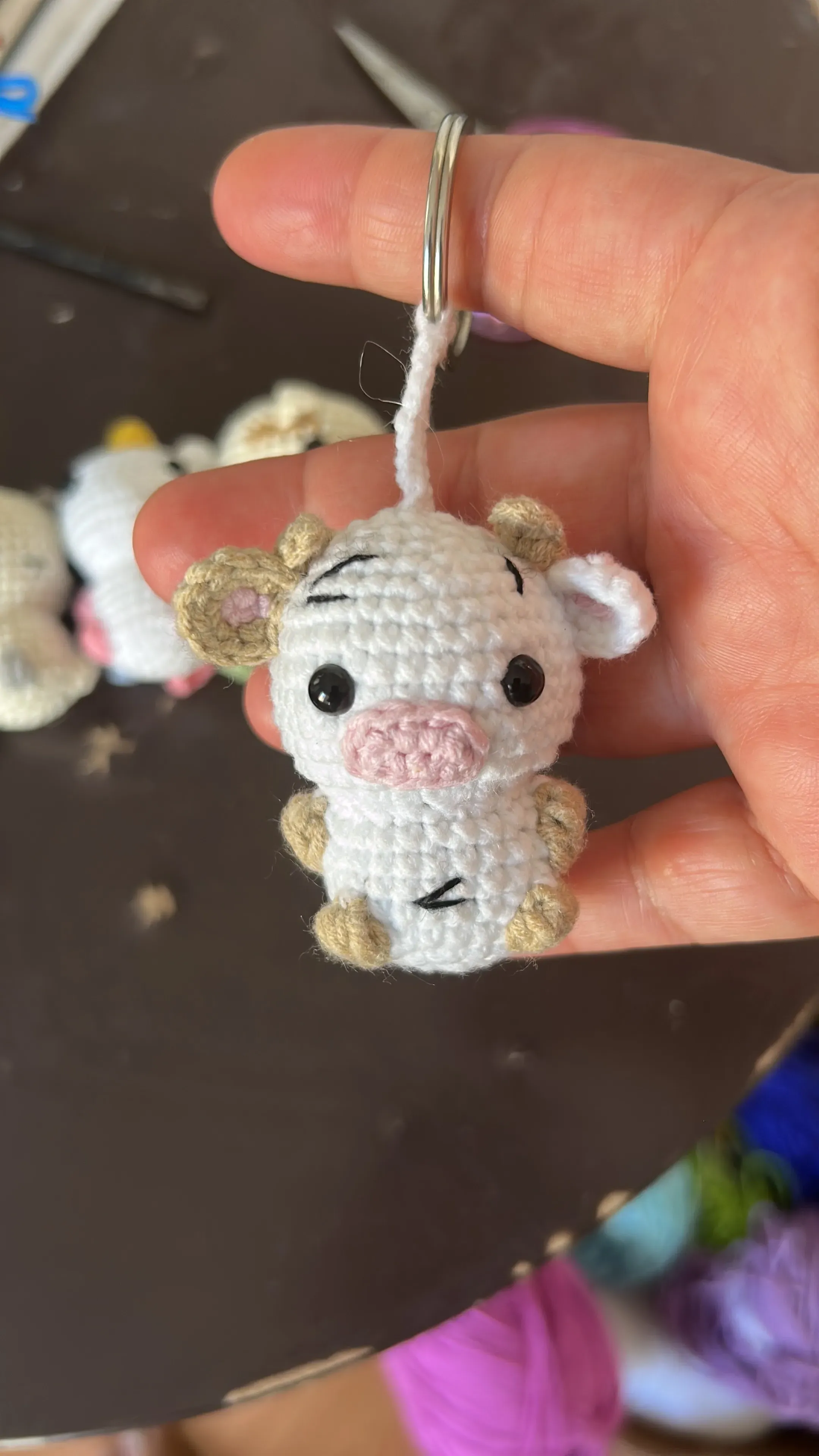 El Yapımı İnek Anahtarlık – Sevimliliği Yanınızda Taşıyın