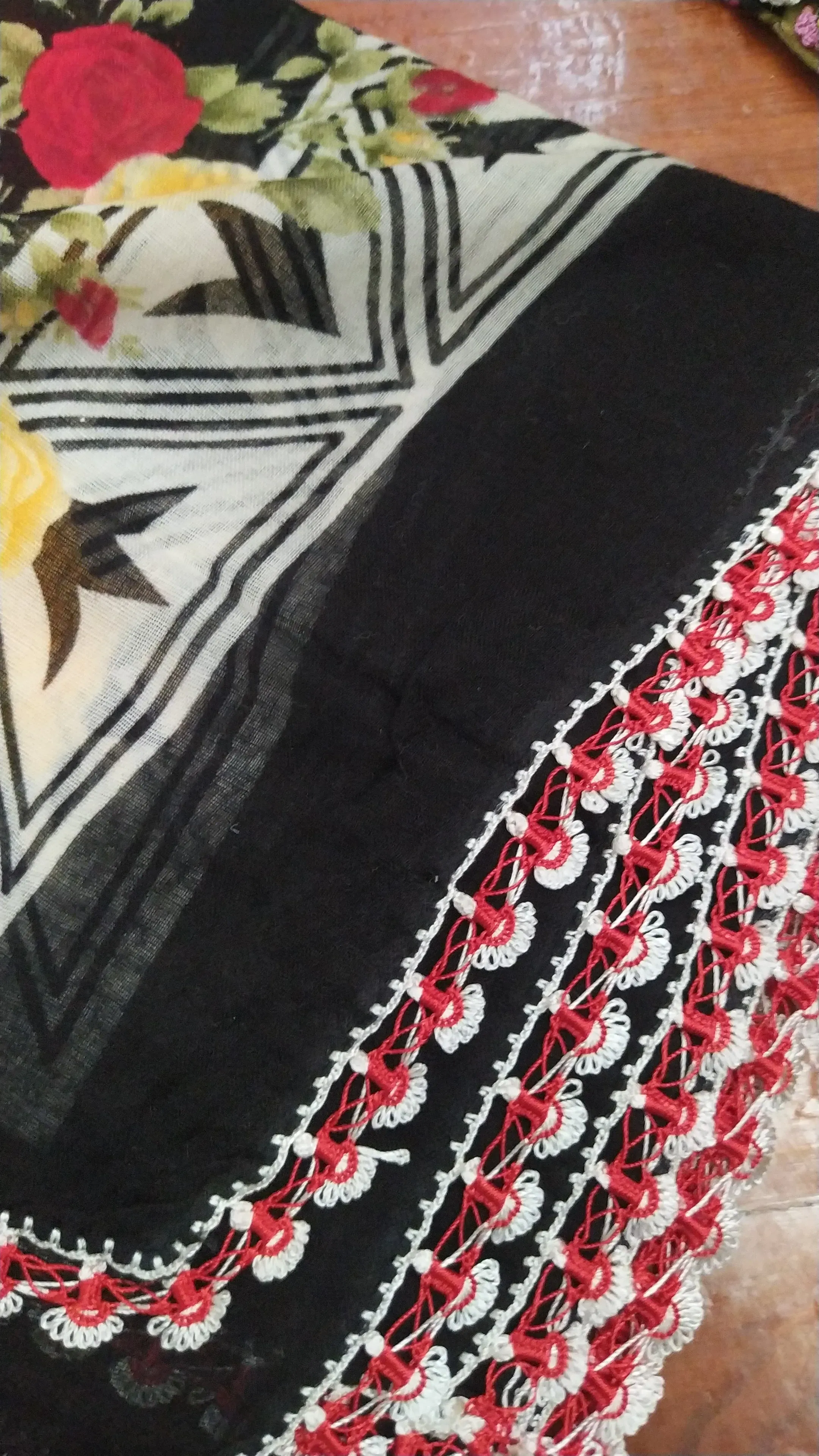 Siyah Zeminli Gül Desenli Oya Kenarlı Tülbent - El Yapımı