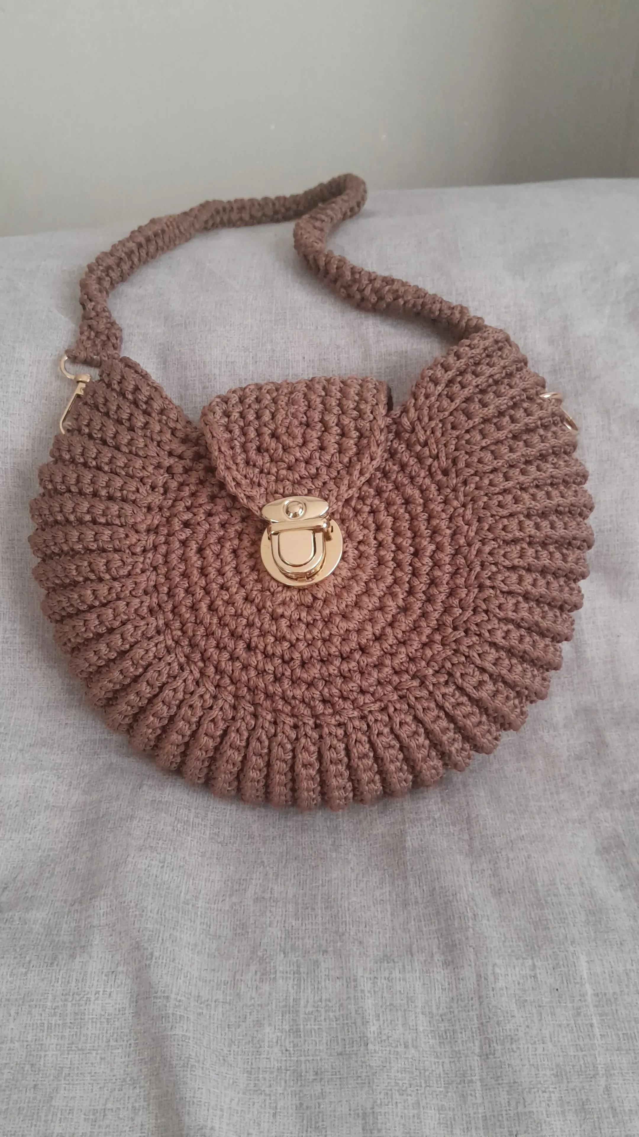 Kahve Rengi Örgü Midye Çanta - Günlük ve Şık Tasarım