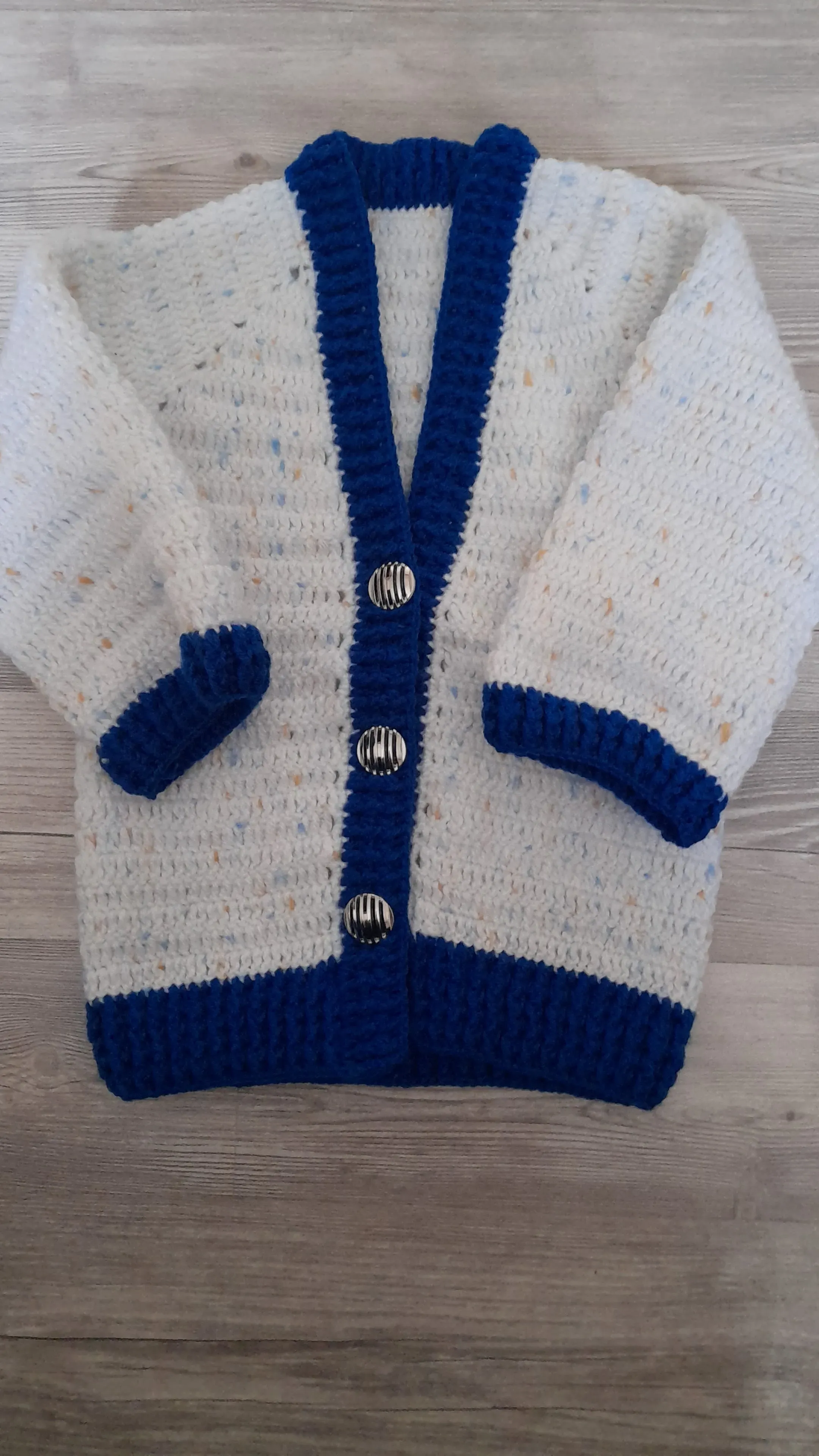 Beyaz ve Mavi Tığ İşi Bebek Hırka - El Emeği Örgü