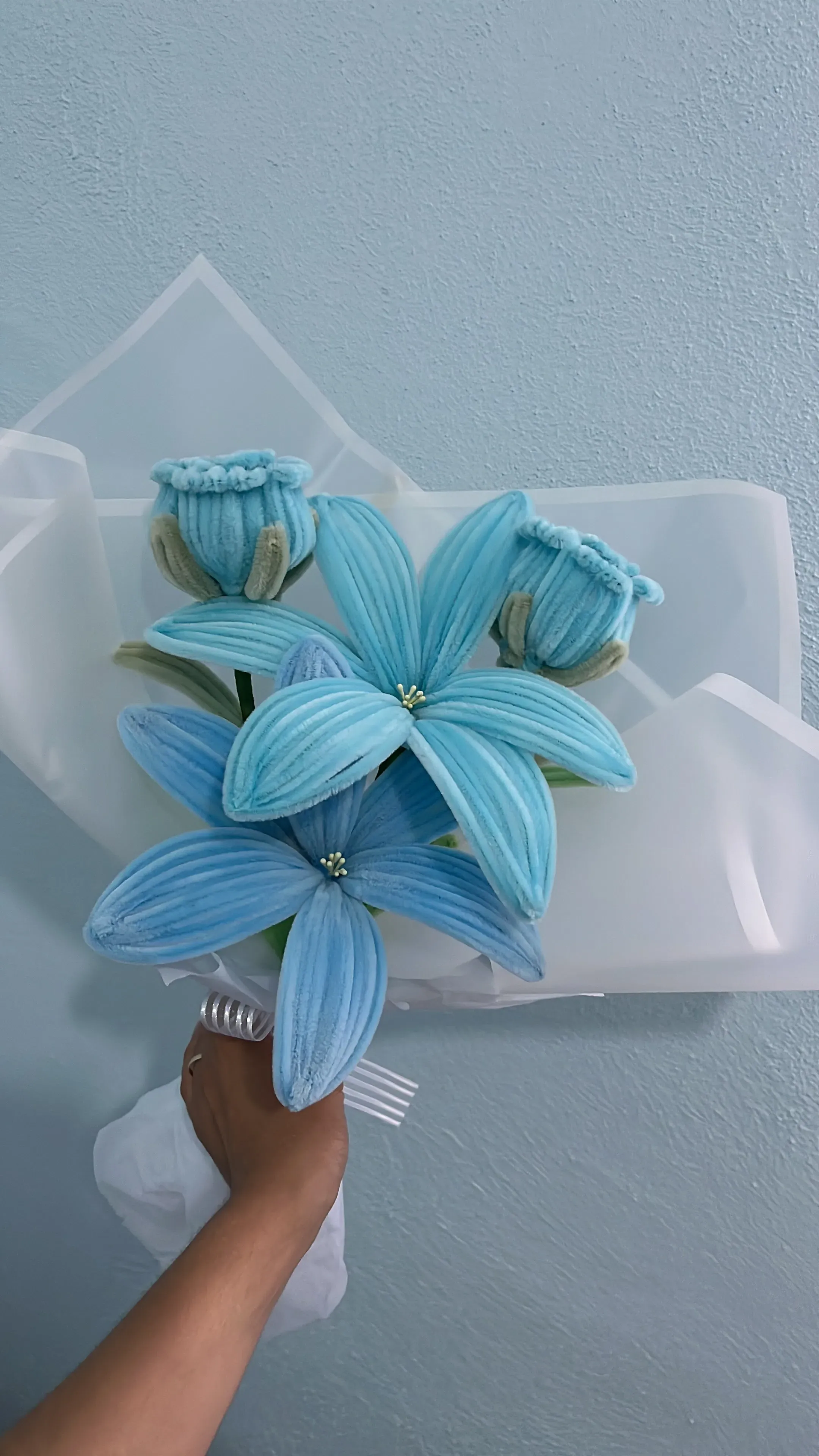 Şönil İplikten Örgü Zambak Buketi