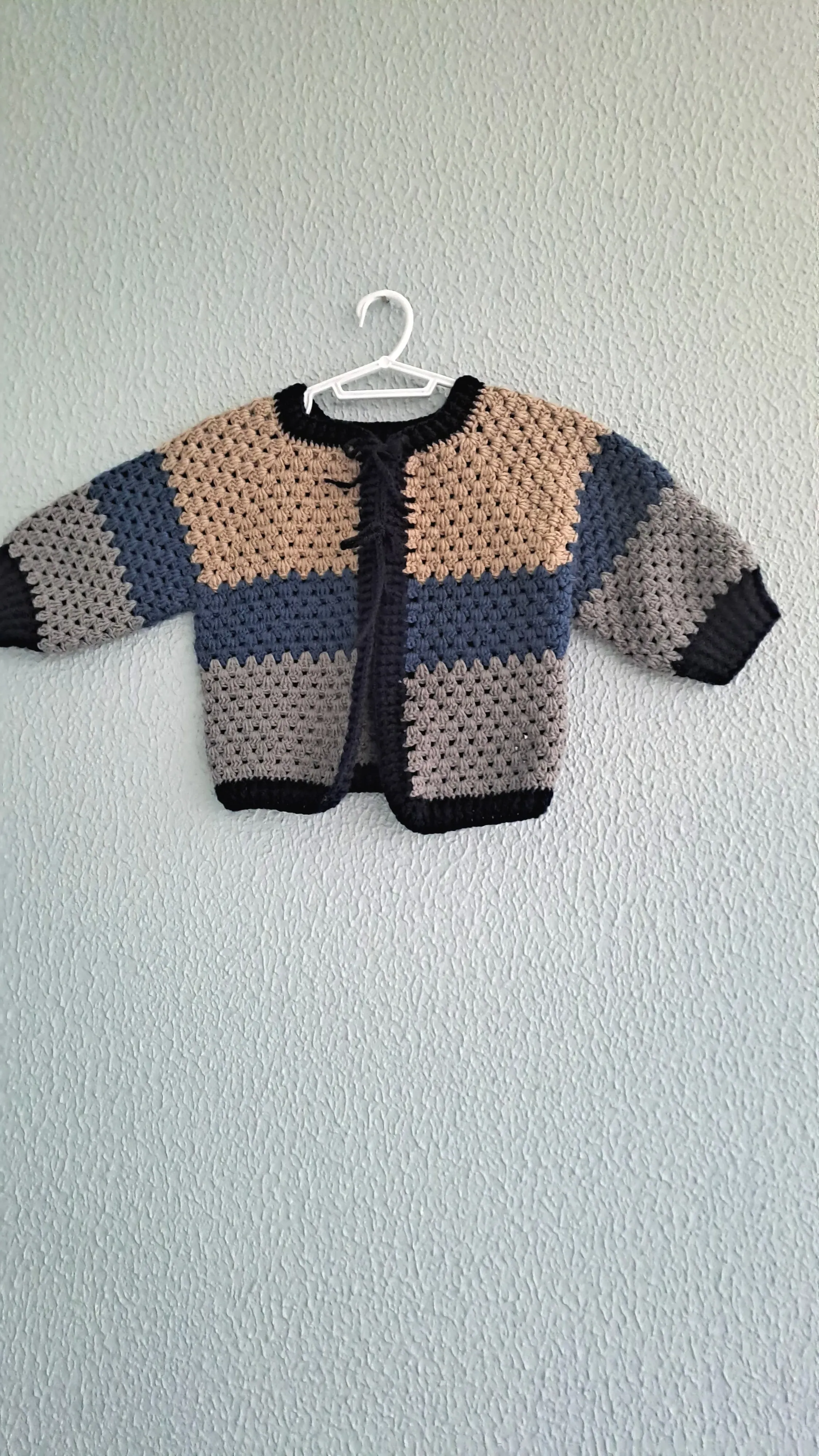 Mavi, Gri ve Bej Renkli Örgü Bebek Hırkası - El Emeği