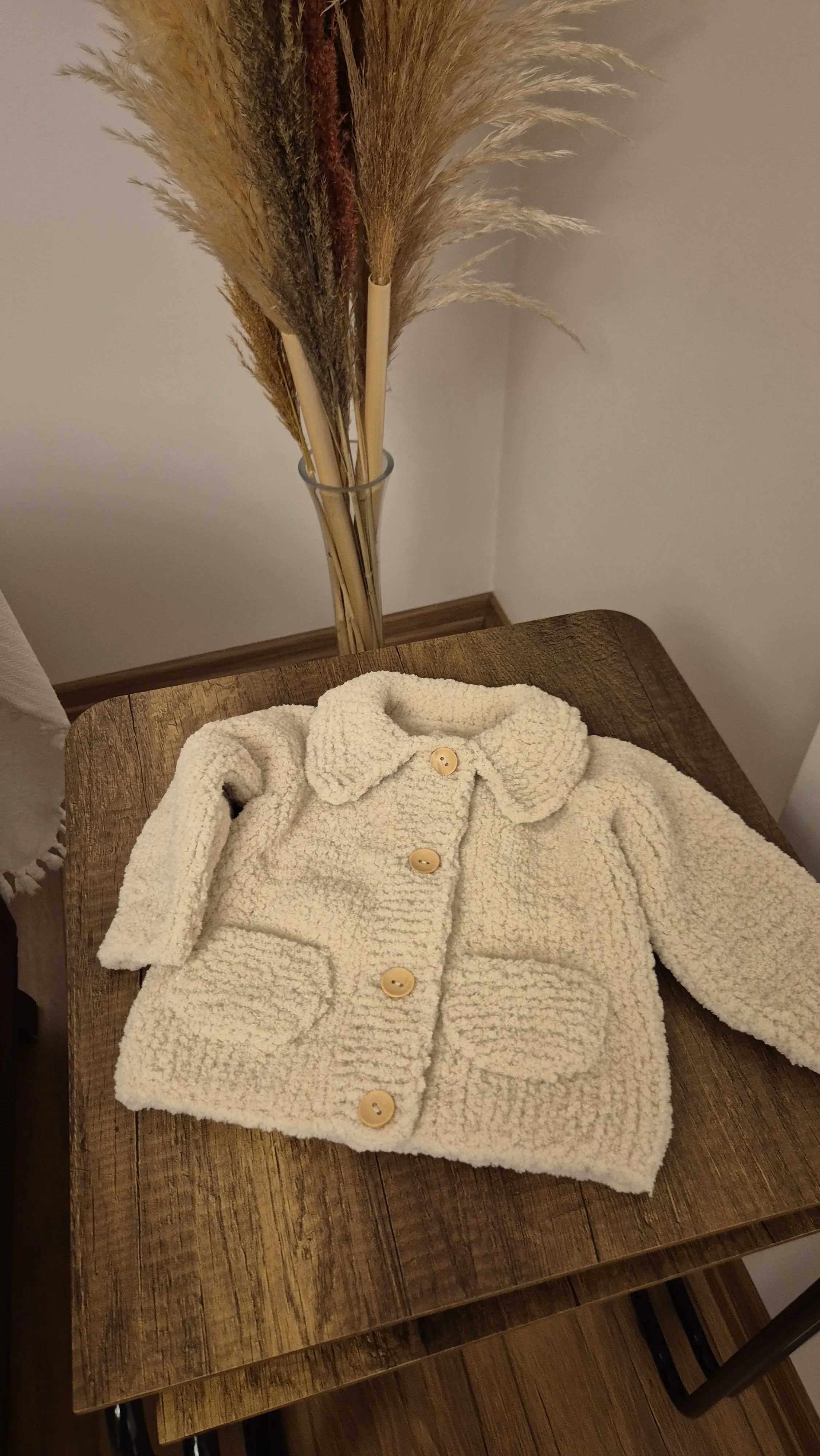 Krem Rengi Bebek Hırkası - Pufy Dokulu, El Örgüsü, Ahşap Düğmeli