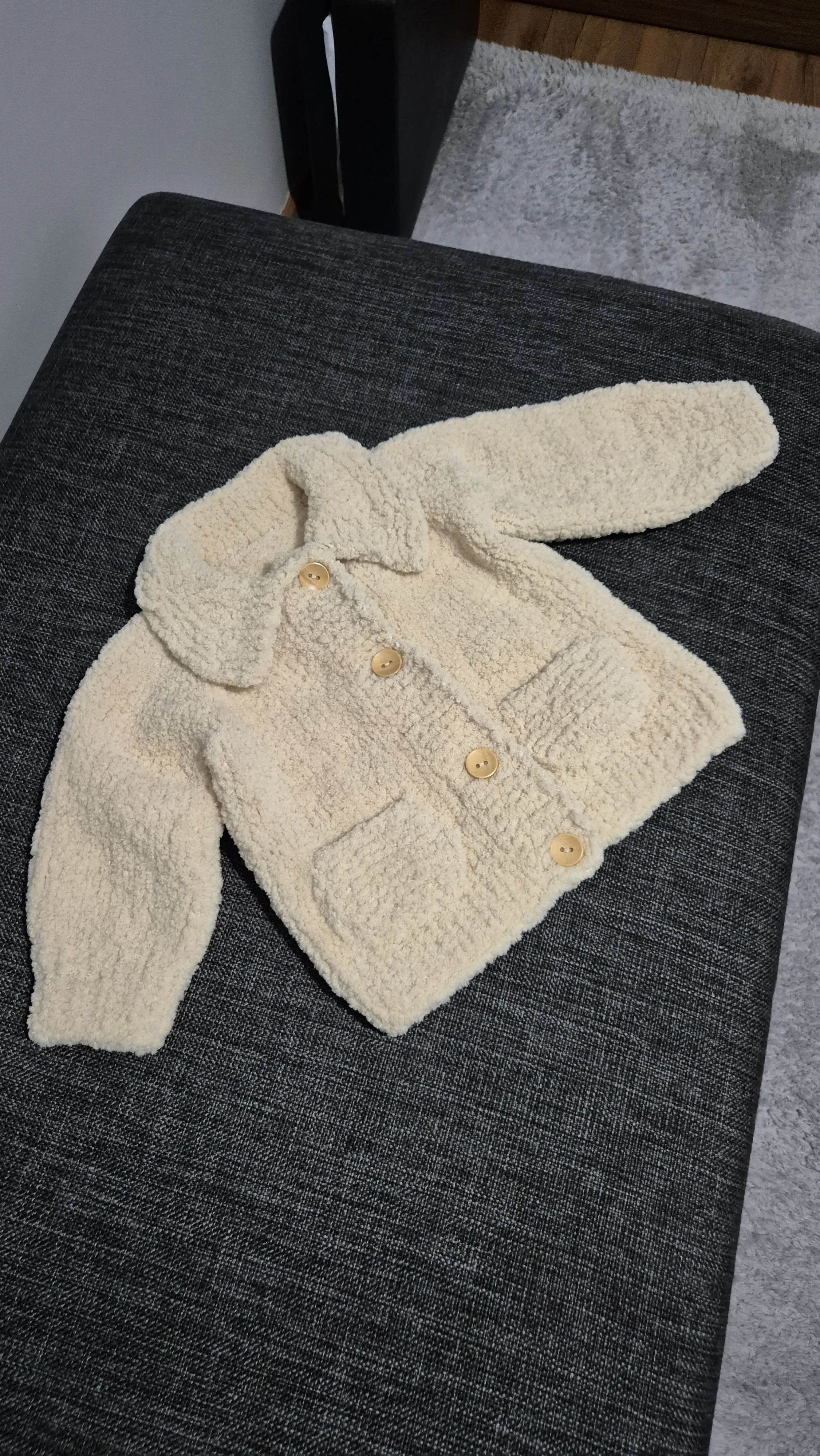 Krem Rengi Bebek Hırkası - Pufy Dokulu, El Örgüsü, Ahşap Düğmeli