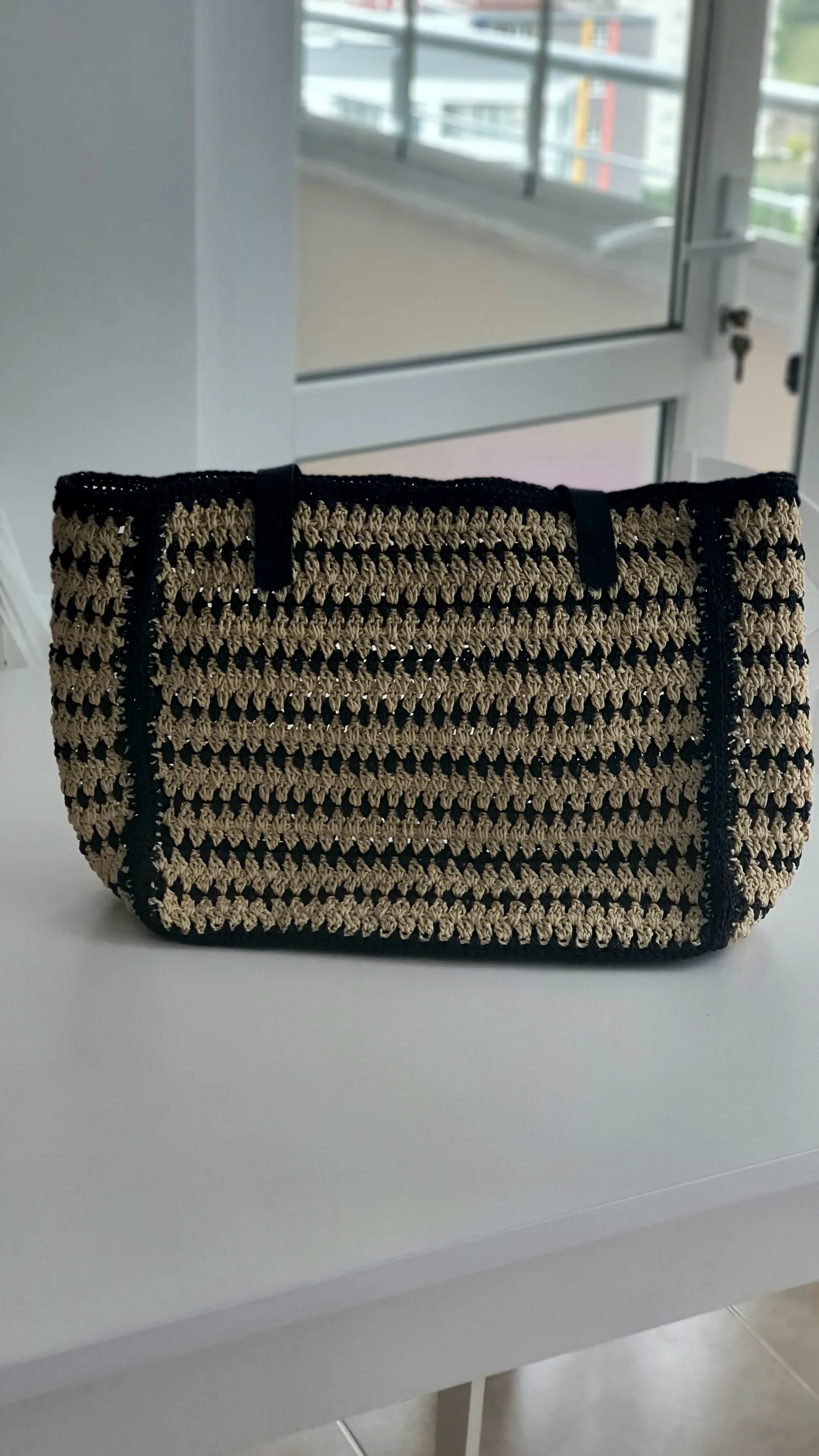 Örgü Plaj Çantası - Siyah ve Bej Desenli, Geniş Hacimli