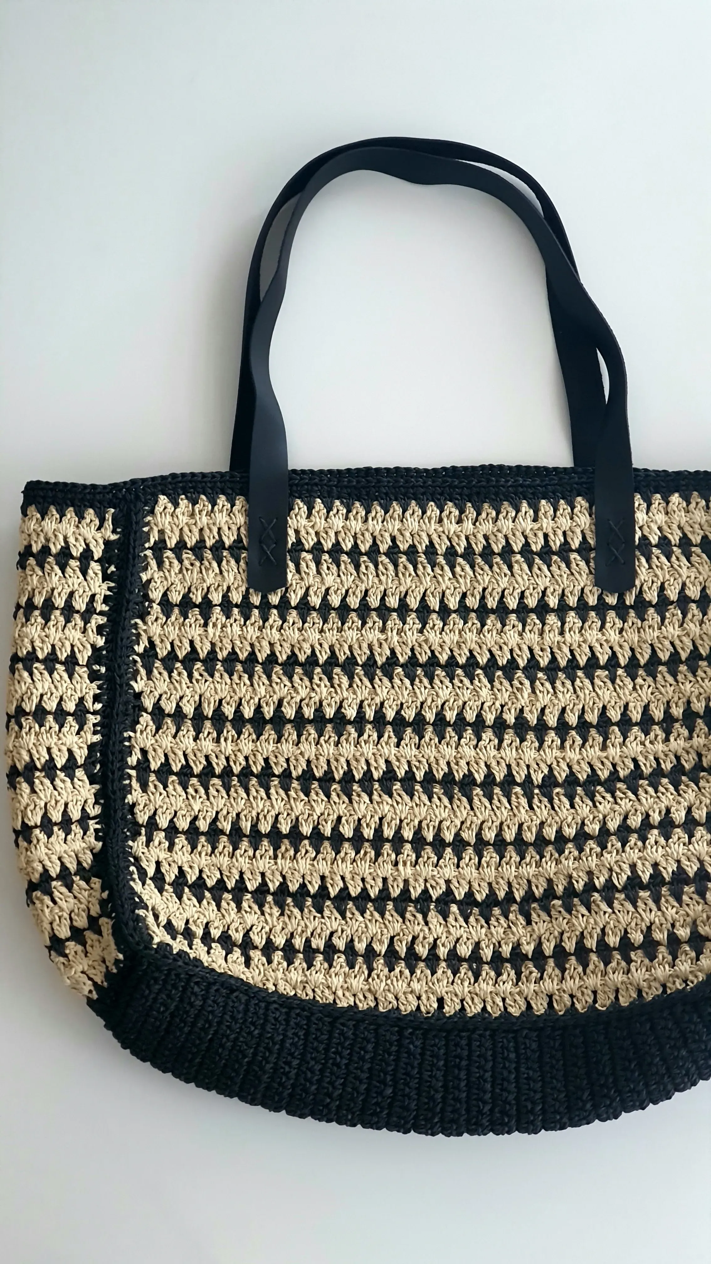 Örgü Plaj Çantası - Siyah ve Bej Desenli, Geniş Hacimli