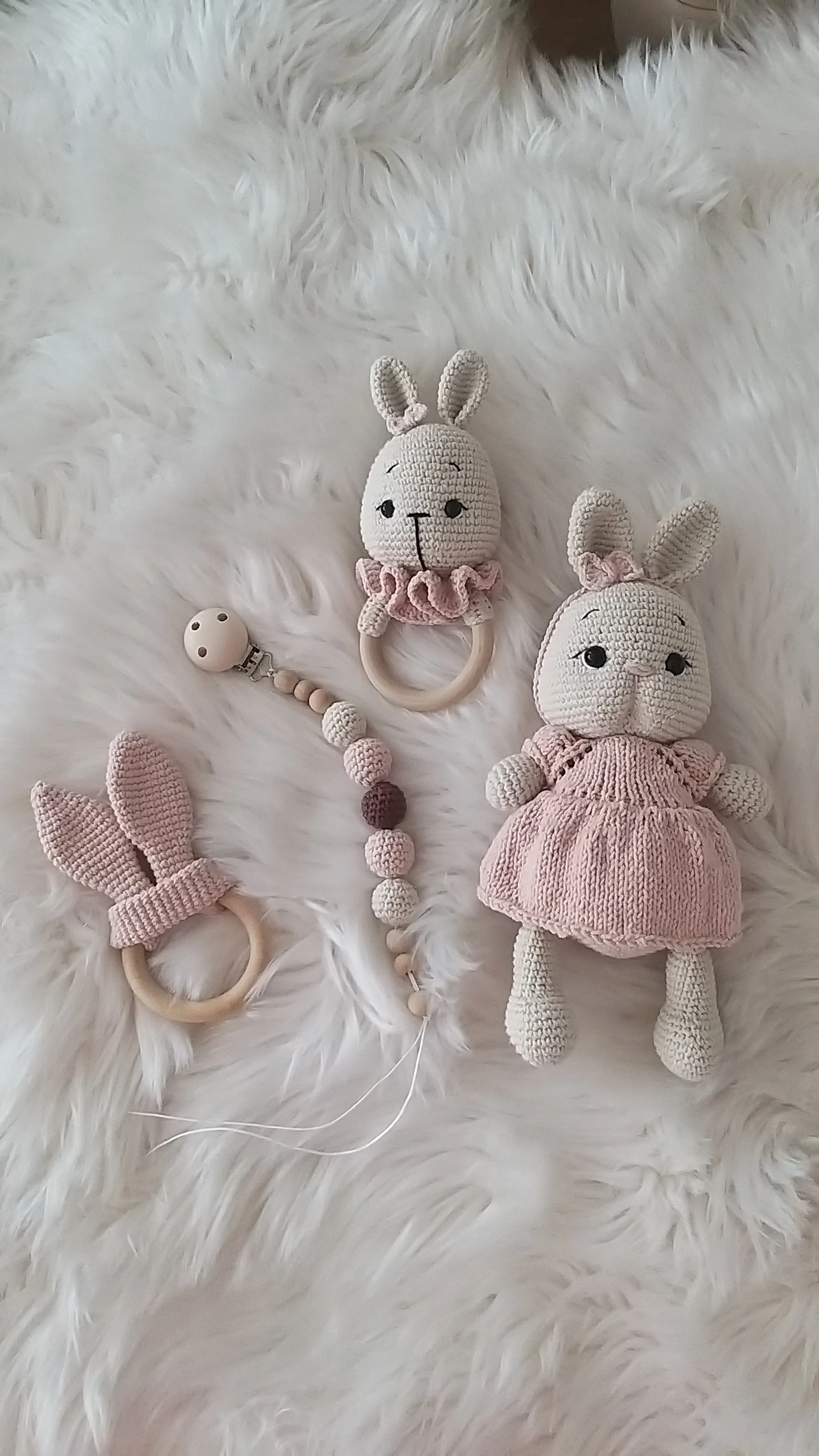 Örgü Tavşan Oyuncak Seti - Çıngırak, Emzik Askısı ve Diş Kaşıyıcı