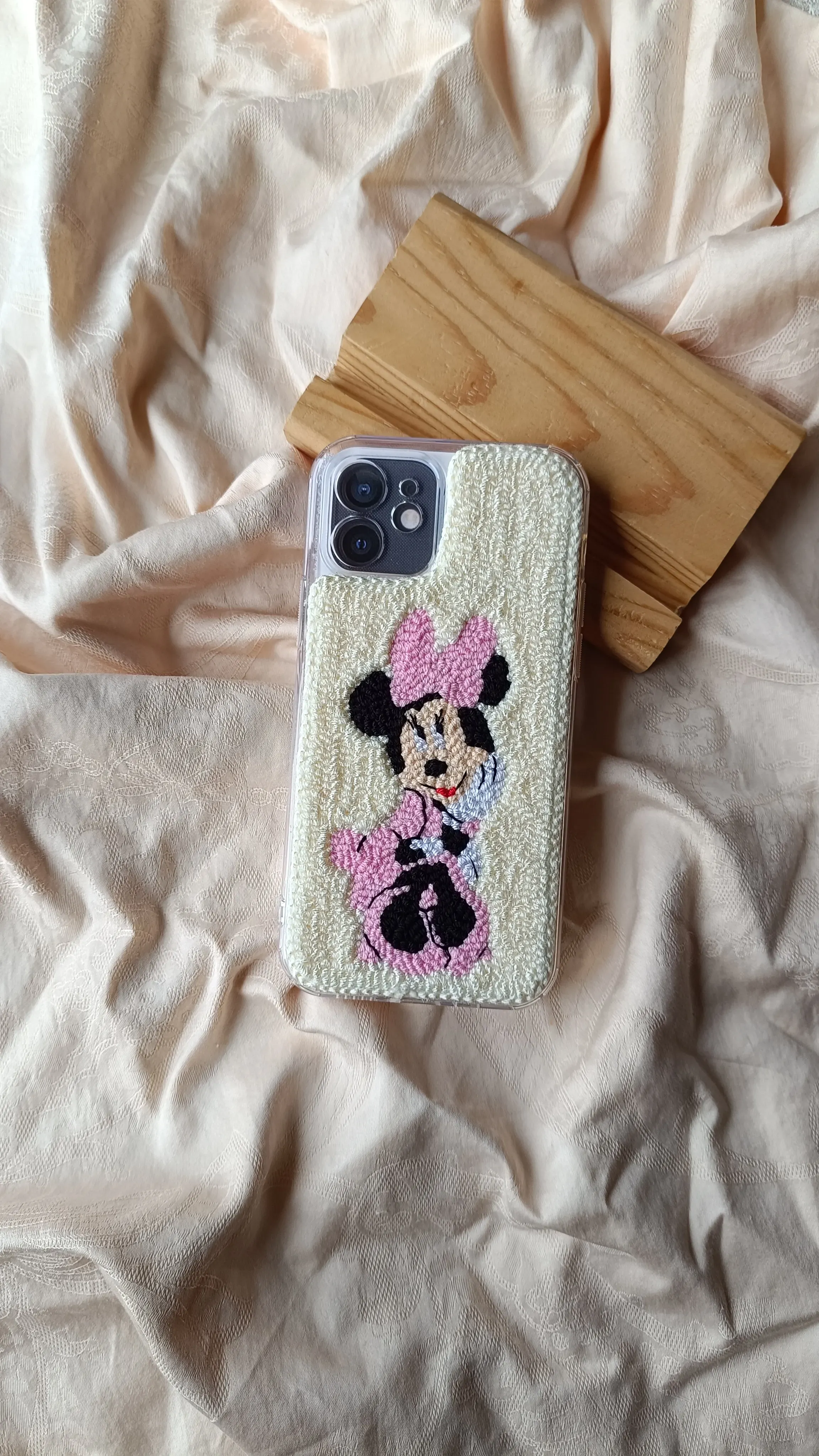 iPhone 14 Uyumlu Minnie Mouse Punch Nakışlı Krem Telefon Kılıfı