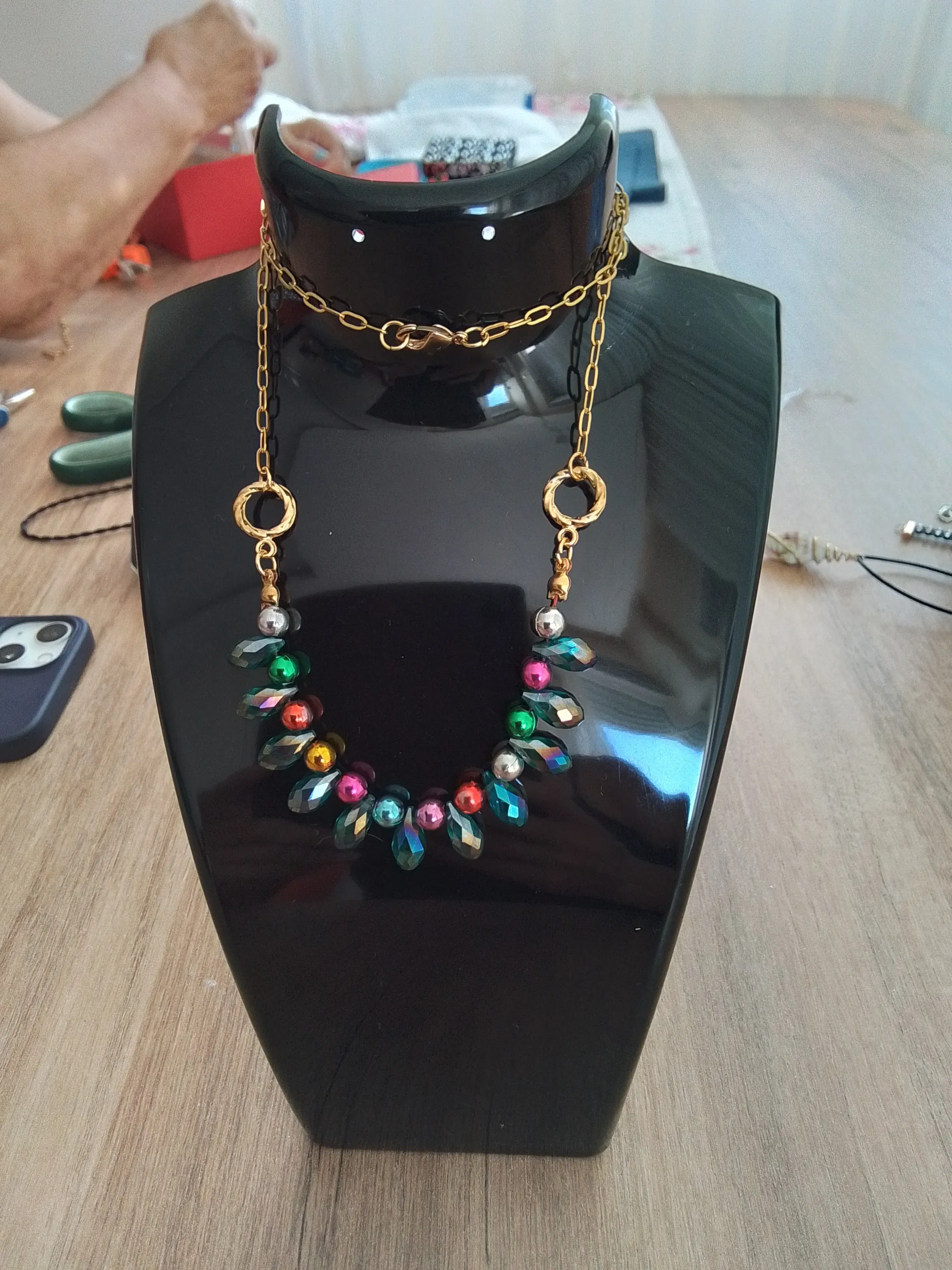 KRISTAL TAŞLARLA TASARLANMIŞ KOLYE 