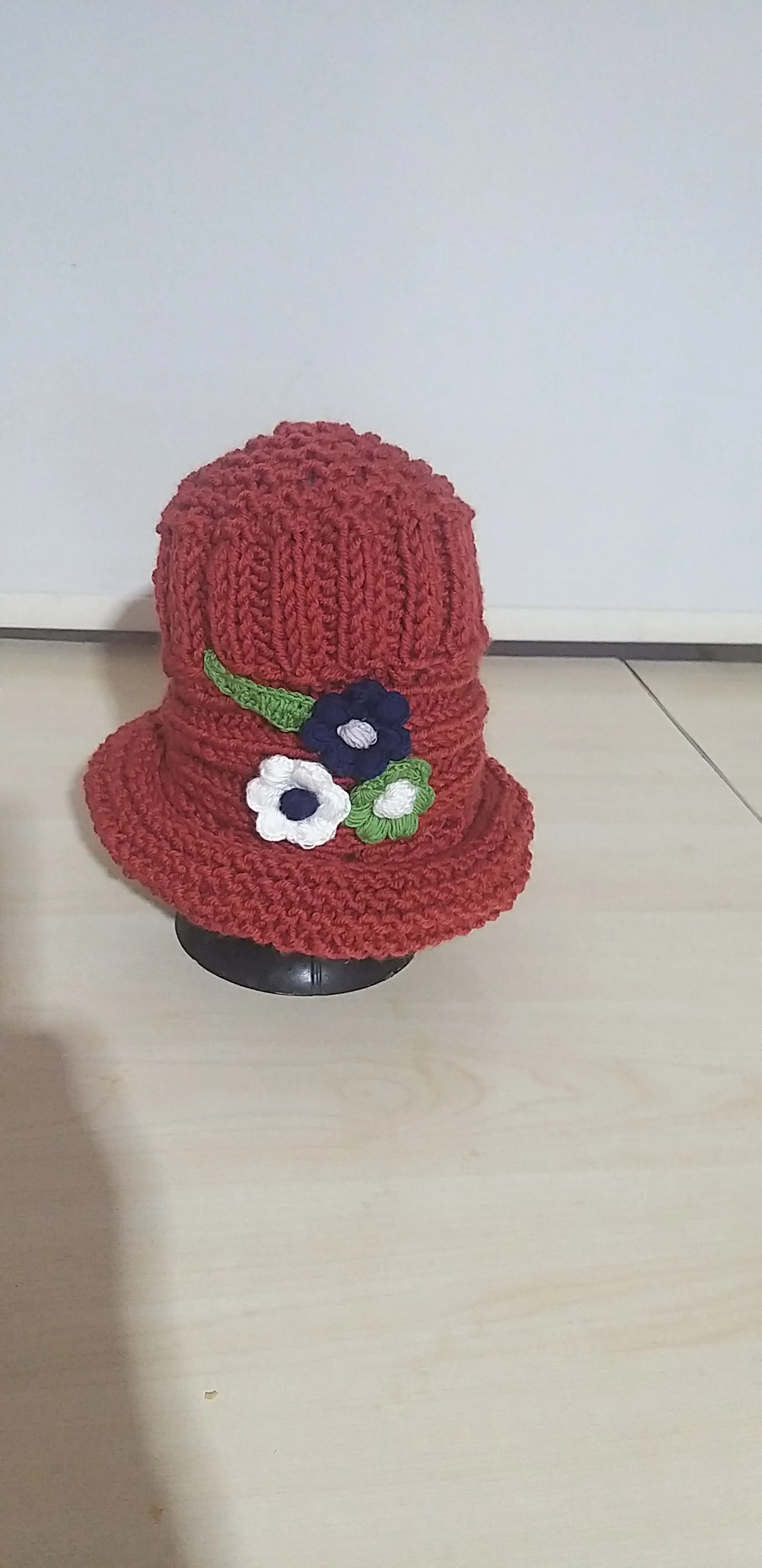 Kırmızı Örgü Yetişkin Bere - Çiçek Detaylı ve El Emeği